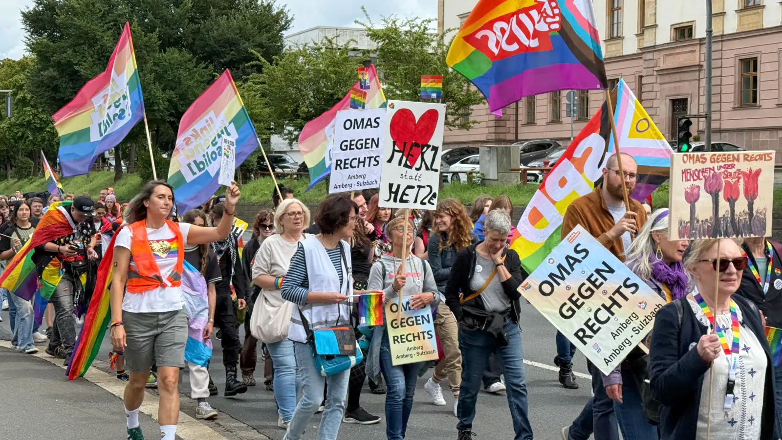 Beim CSD in Amberg Anfang August demonstrierten rund 250 Menschen für Rechte und Toleranz. Am Samstag findet auch ein CSD in Weiden statt – zum ersten Mal in der Stadt. (Bild: Petra Hartl)