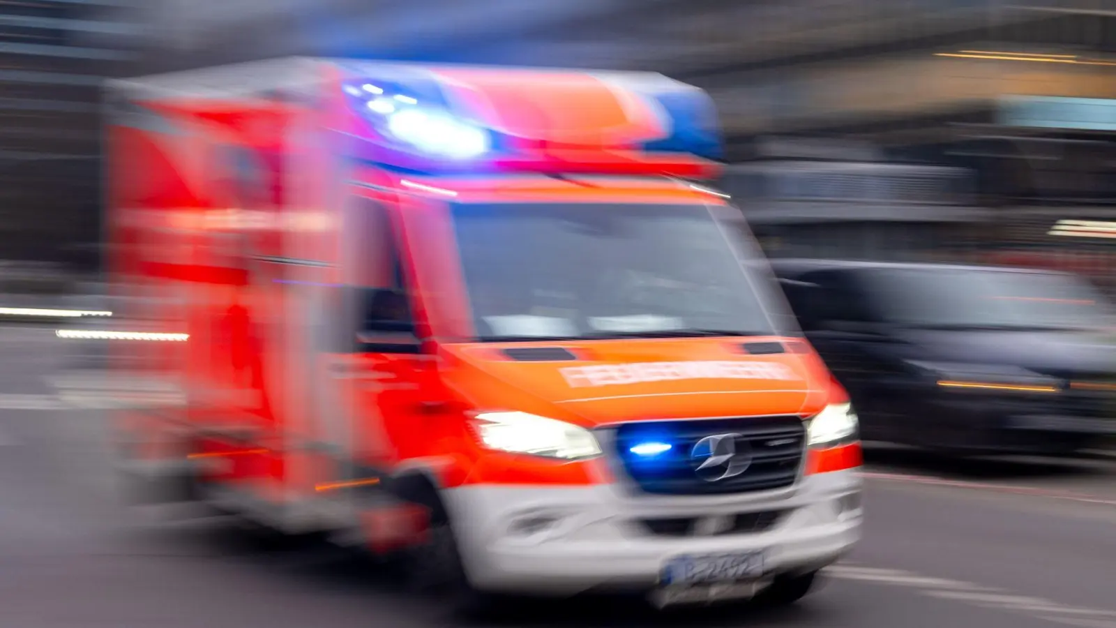 Ein 66-jähriger Radfahrer stürzte in Störnstein nach einem Fahrfehler und verletzte sich dabei leicht. (Symbolbild: Monika Skolimowska/dpa)