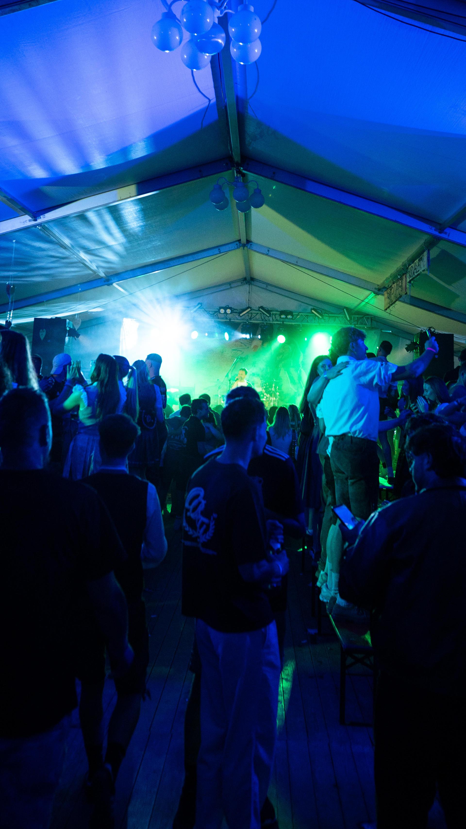 Gute Stimmung, volles Zelt und super Momentaufnahmen. (Bild: Hannes Stock)