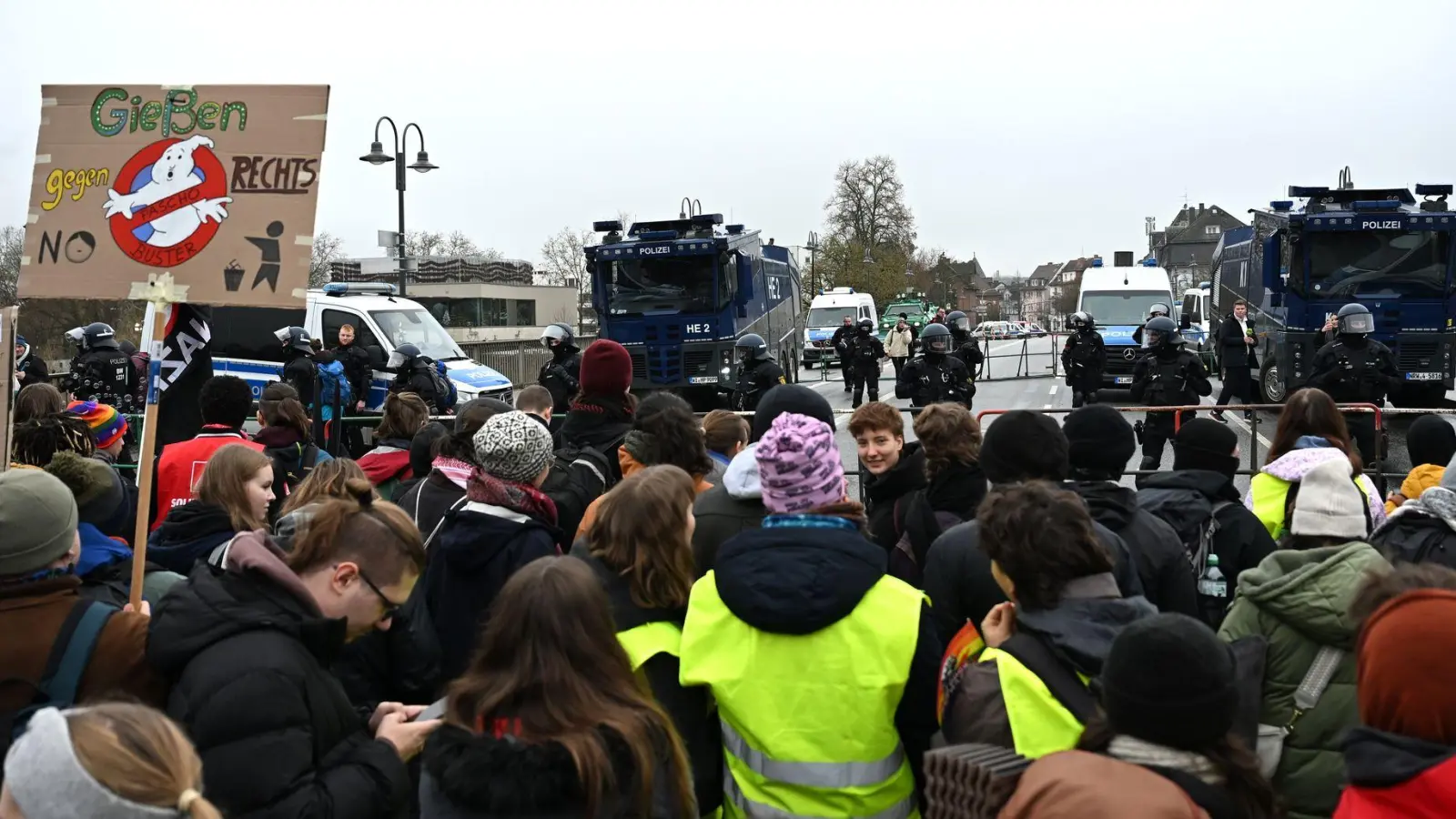 Erste Verletzte erreichen das Uniklinikum.  (Bild: Michael Brandt/dpa)