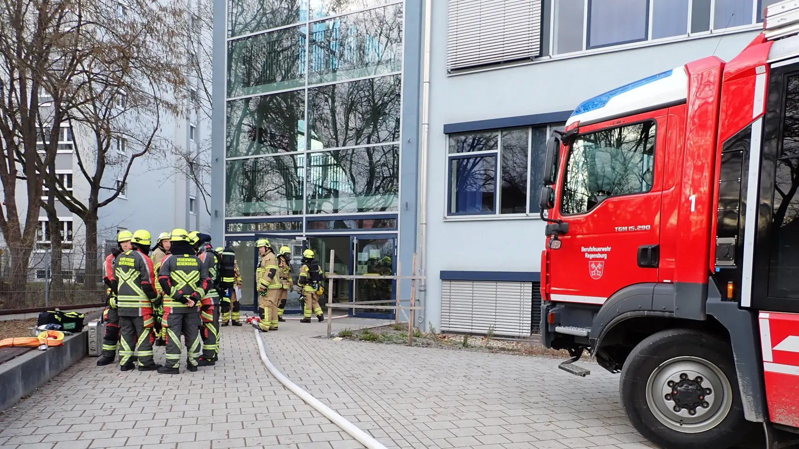 Im Regensburger Stadtteil Reinhausen brannte am Donnerstag eine Schultoilette. Die Berufsfeuerwehr Regensburg war schnell vor Ort.  (Bild: Berufsfeuerwehr Regensburg)