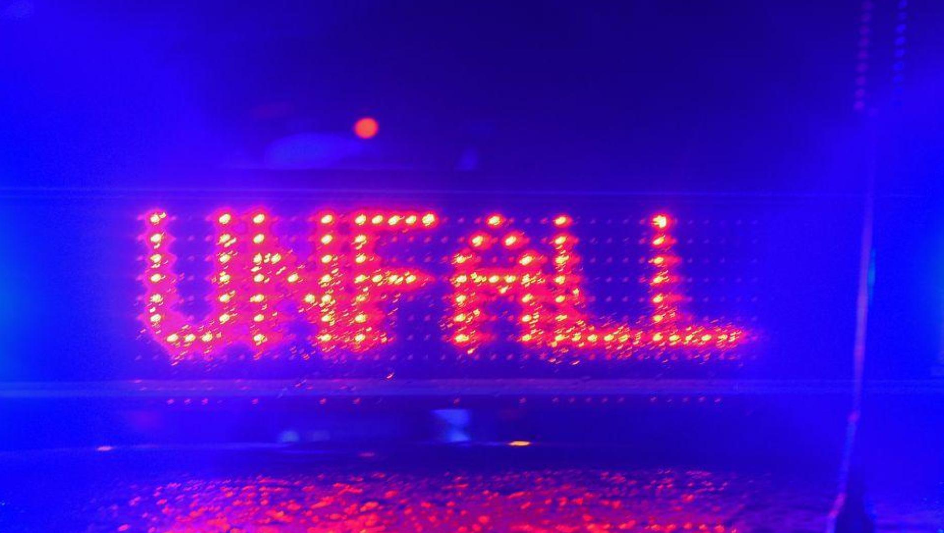 Der Fahrer des Fahrzeugs wurde im in Folge des Unfalls leicht verletzt.  (Symbolbild: Stefan Puchner/dpa)