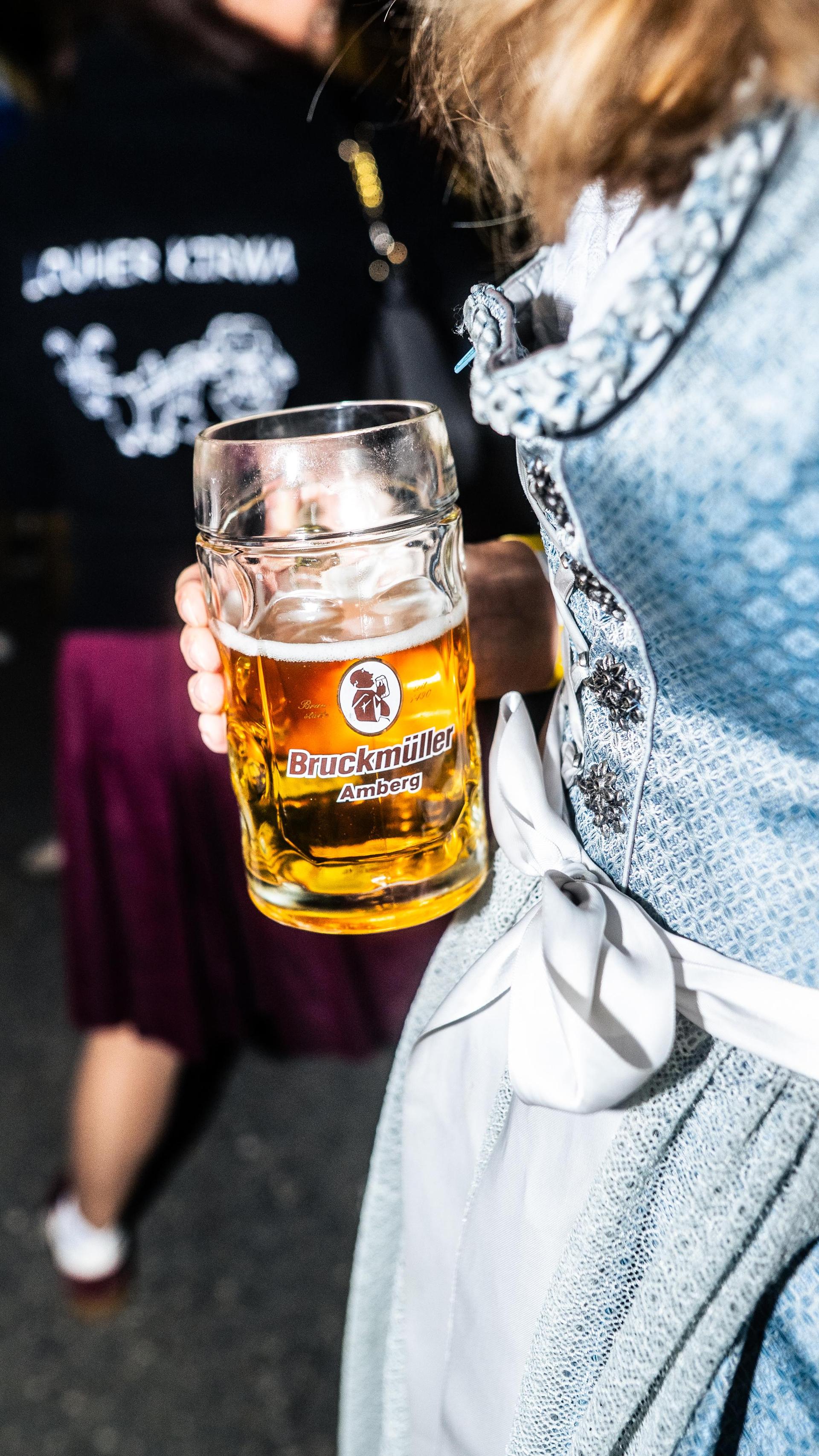 Beim Kirwa-Special der Etzenrichter Kirwa sorgte die Band „RUNDUMADUM” für Stimmung.  (Bild: Hannes Stock)