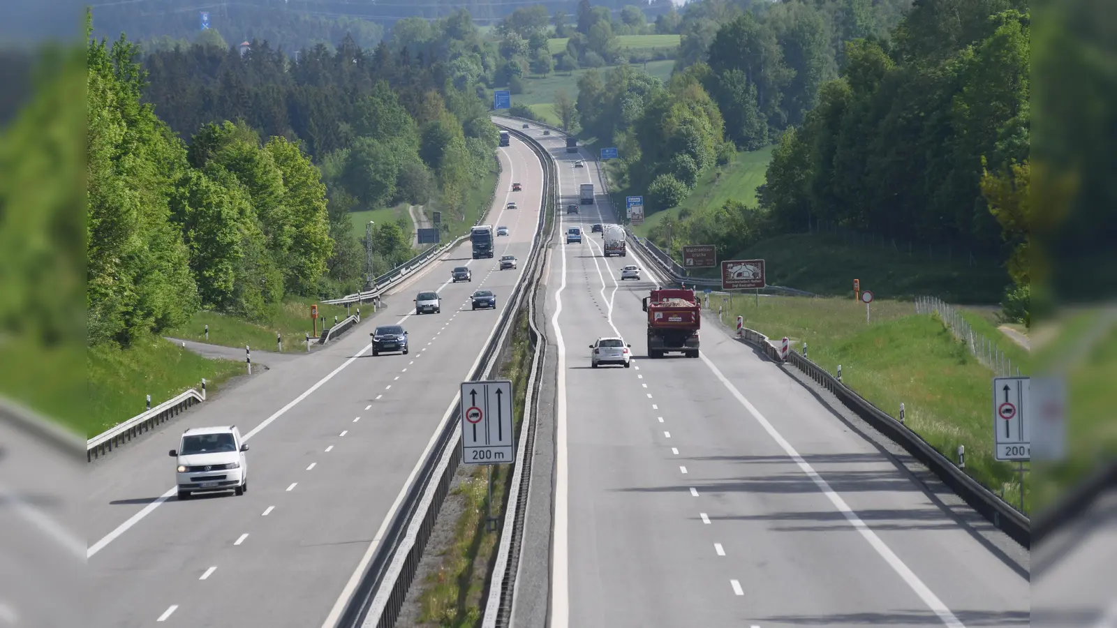 Die A 93 wird auf Höhe der Waldnaabtalbrücke in Fahrtrichtung Regensburg für nächtliche Bauarbeiten gesperrt. (Bild: Gabi Schönberger)