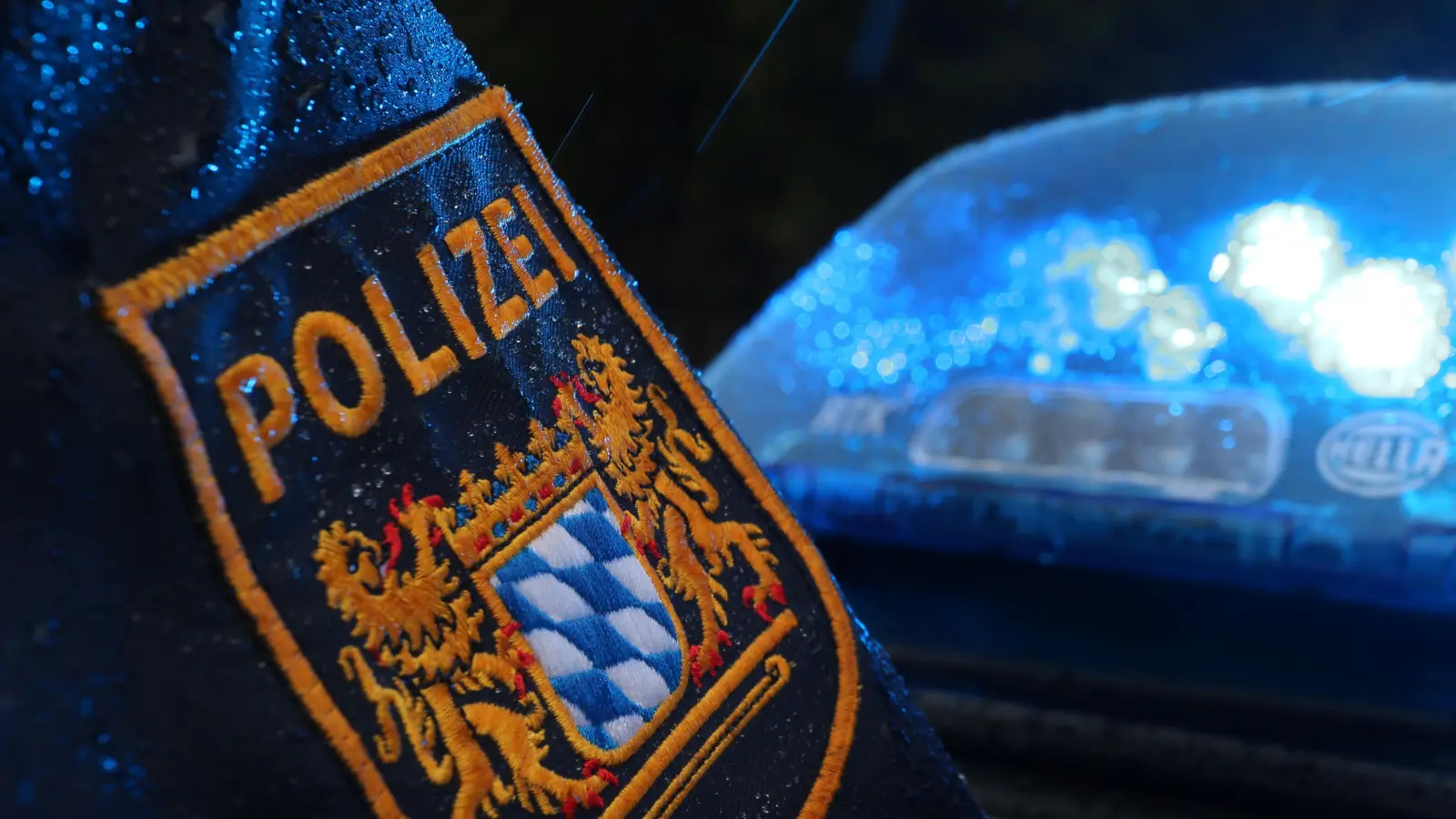 Ein 18-jähriger Mann wurde in der Unteren Bachgasse in Weiden von einer unbekannten Person ins Gesicht geschlagen und leicht verletzt.  (Symbolbild: Karl-Josef Hildenbrand/dpa)