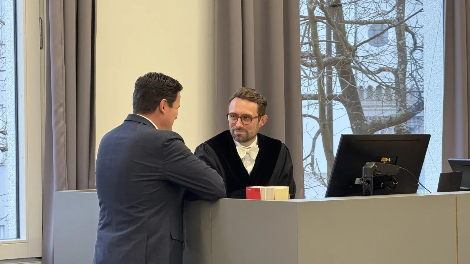 Staatsanwalt Christoph-Alexander May (rechts) zum Prozessbeginn im Dezember im Gespräch mit Staatsanwalt Matthias Bauer (links) im Landgericht Weiden. Nach dem Freispruch für den Angeklagten legen sowohl die Staatsanwaltschaft als auch ein Nebenklagevertreter Revision ein. (Archivbild: Hohlheimer)