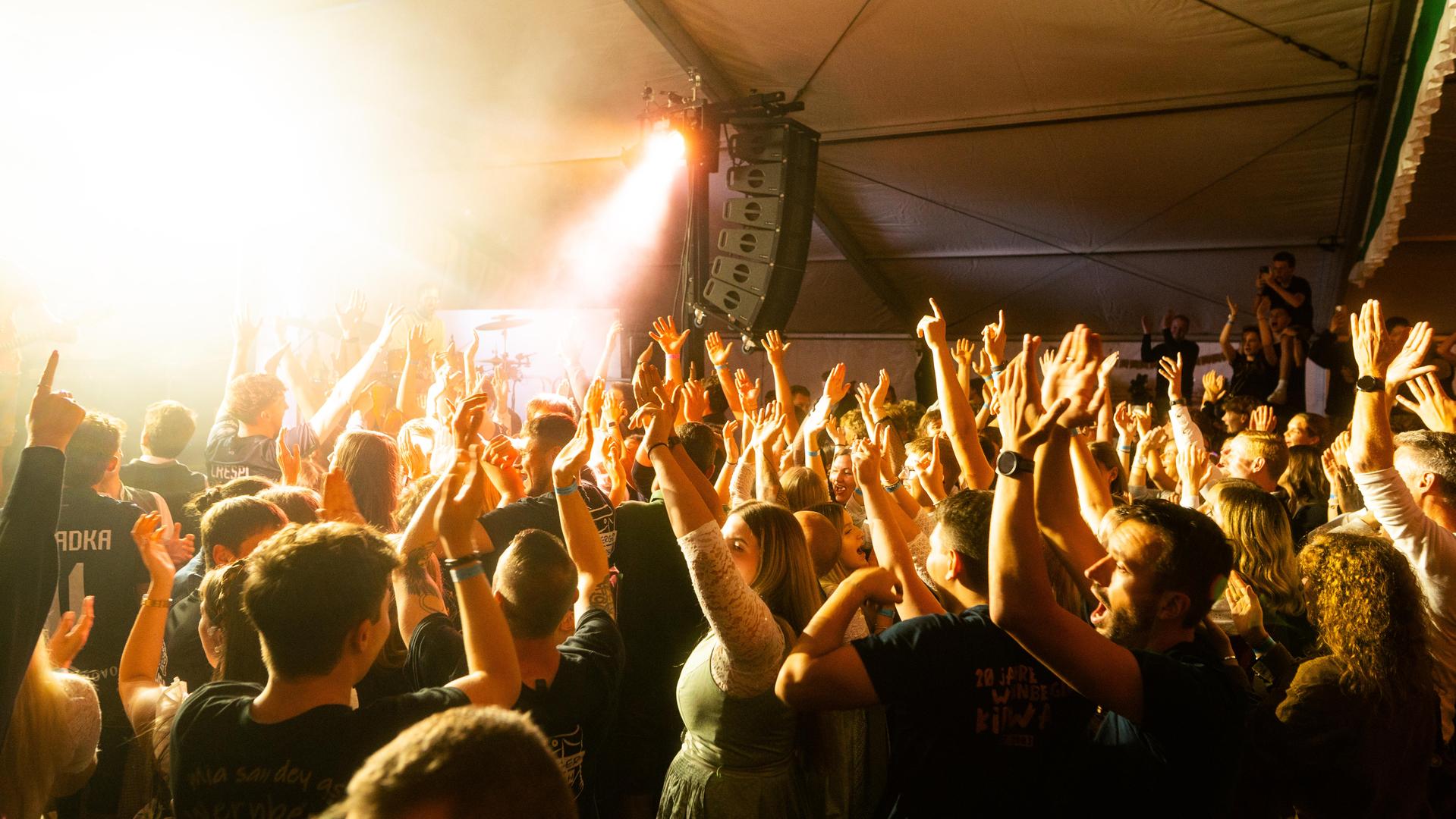 Wernberg feiert Kirwa, die Stoapfälzer Spitzbuam liefern die Musik zum Fest. (Bild: Hannes Stock)