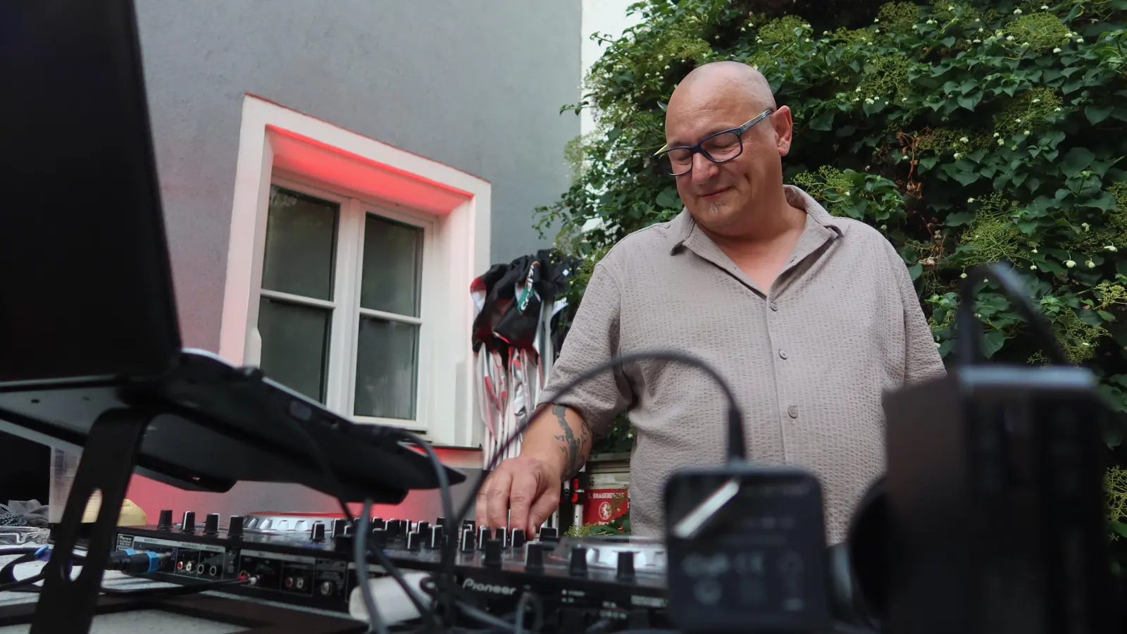 Joachim Schwarz alias DJ Easy wird in seiner Heimat Luhe beigesetzt. Sein Umfeld erfüllt ihm damit seinen letzten Wunsch. (Archivbild: Helmut Kunz)