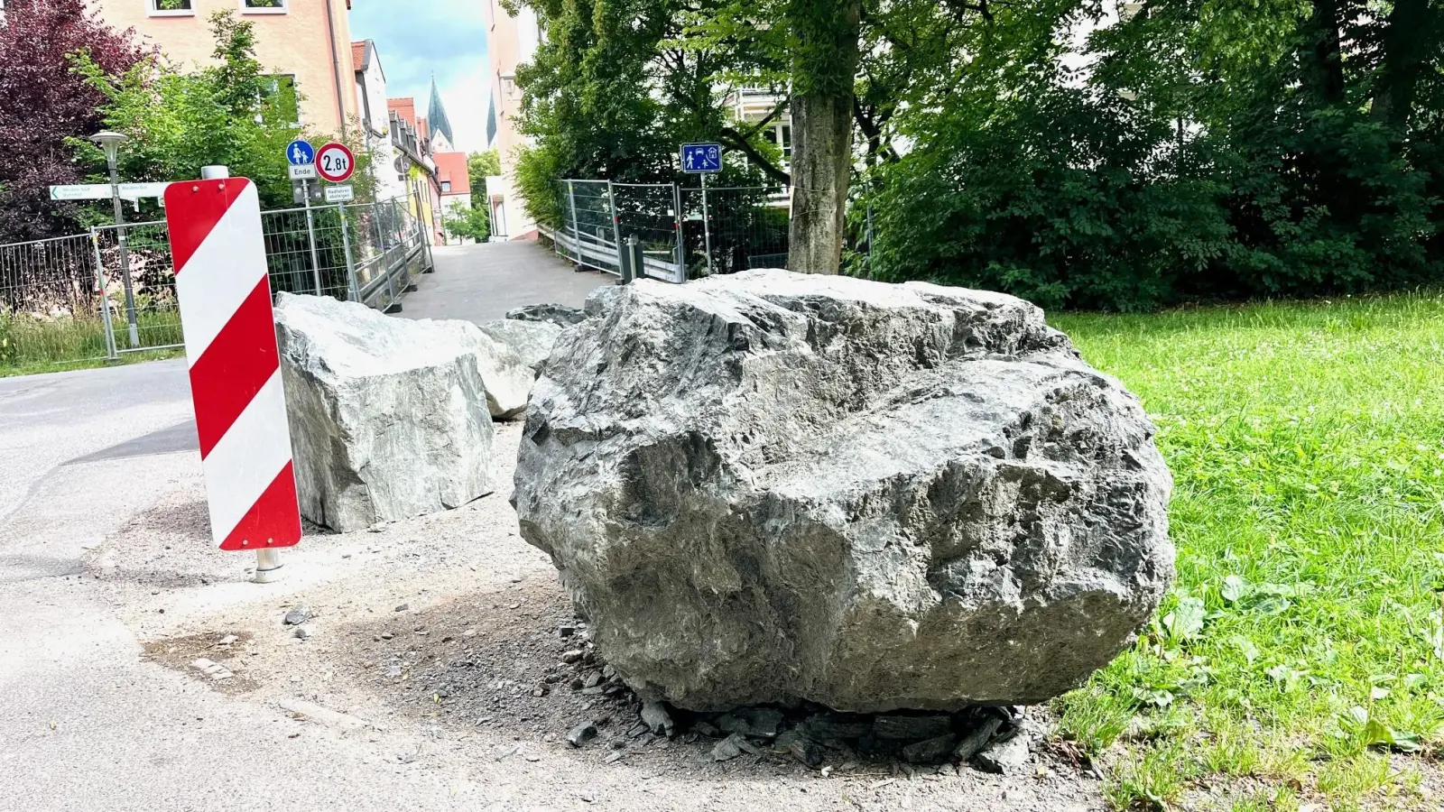 Felsbrocken sollen im Max-Reger-Park für mehr Sicherheit sorgen. (Bild: Gabi Schönberger)