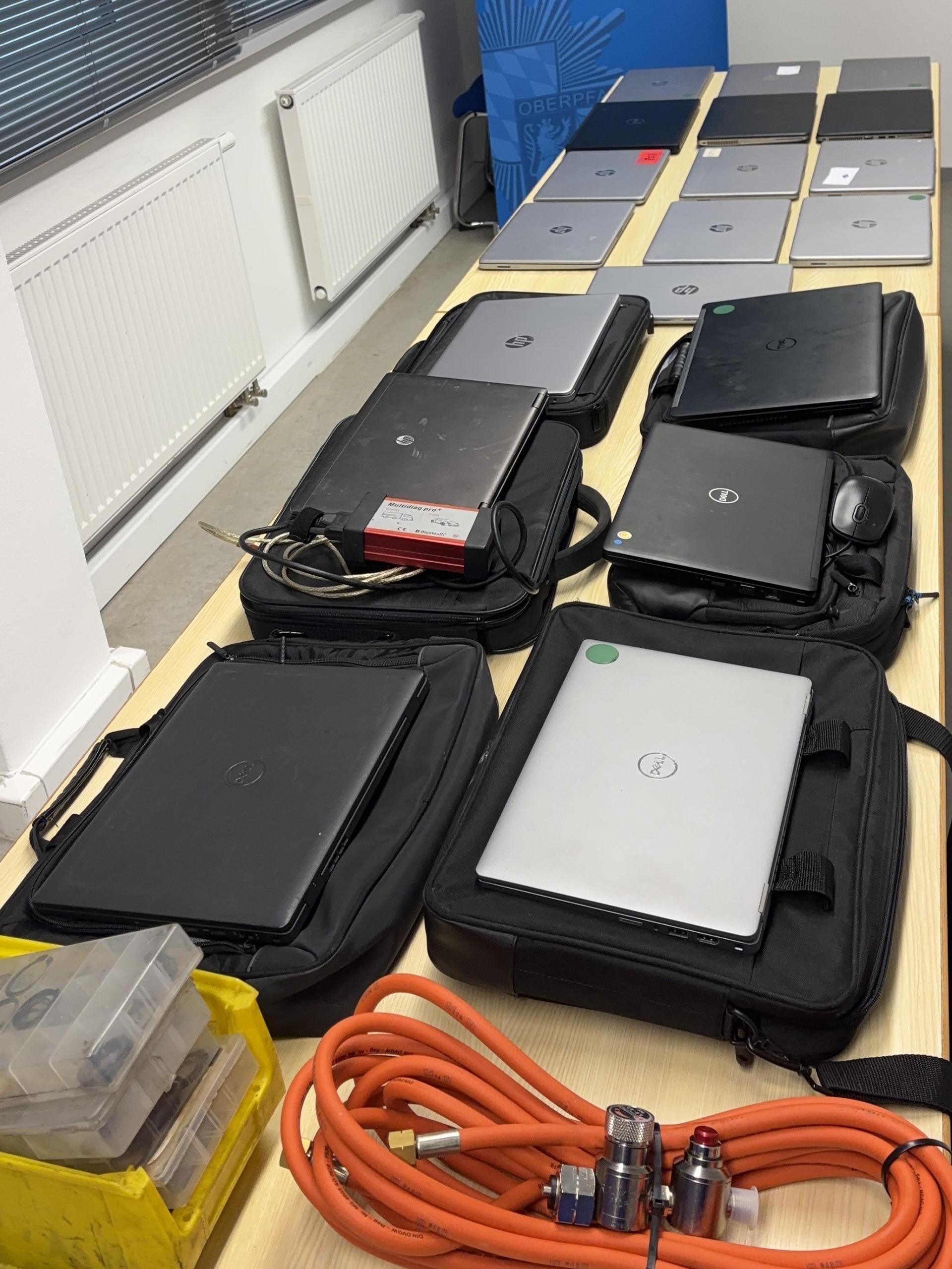Insgesamt 19 Laptops versuchte ein Weidener zu stehlen. Die Polizei Neustadt konnte das Diebesgut sichern. (Bild: PI Neustadt a.d.Waldnaab, Franz, PHK)