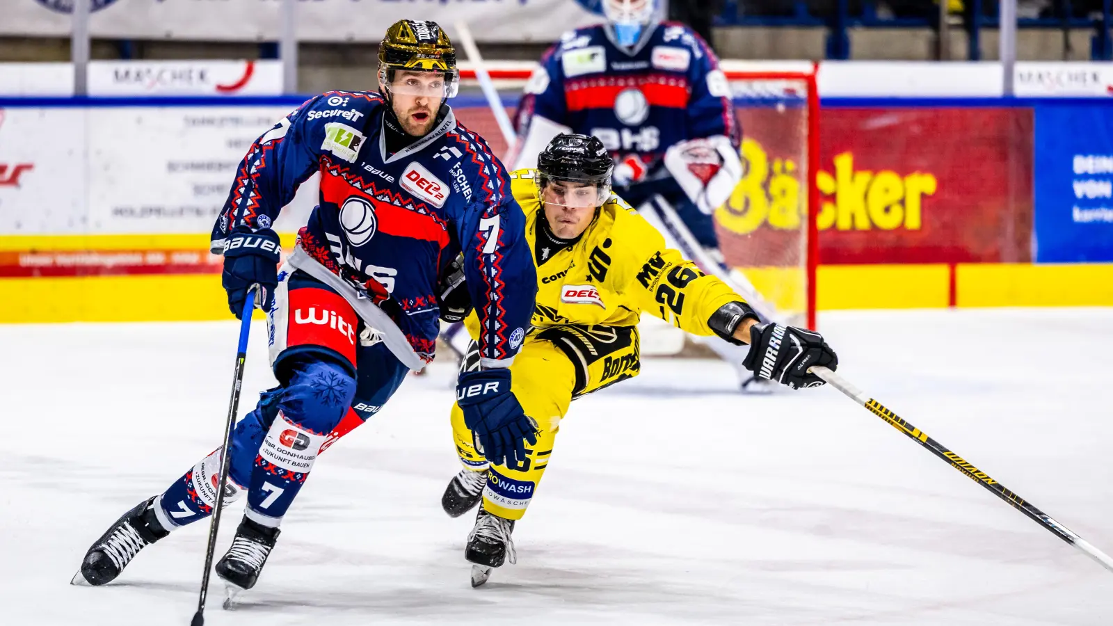 Weidens Goldhelm Luca Gläser (links) im Duell mit seinem ehemaligen Teamkollegen Daniel Bruch. (Bild: Tobias Neubert)
