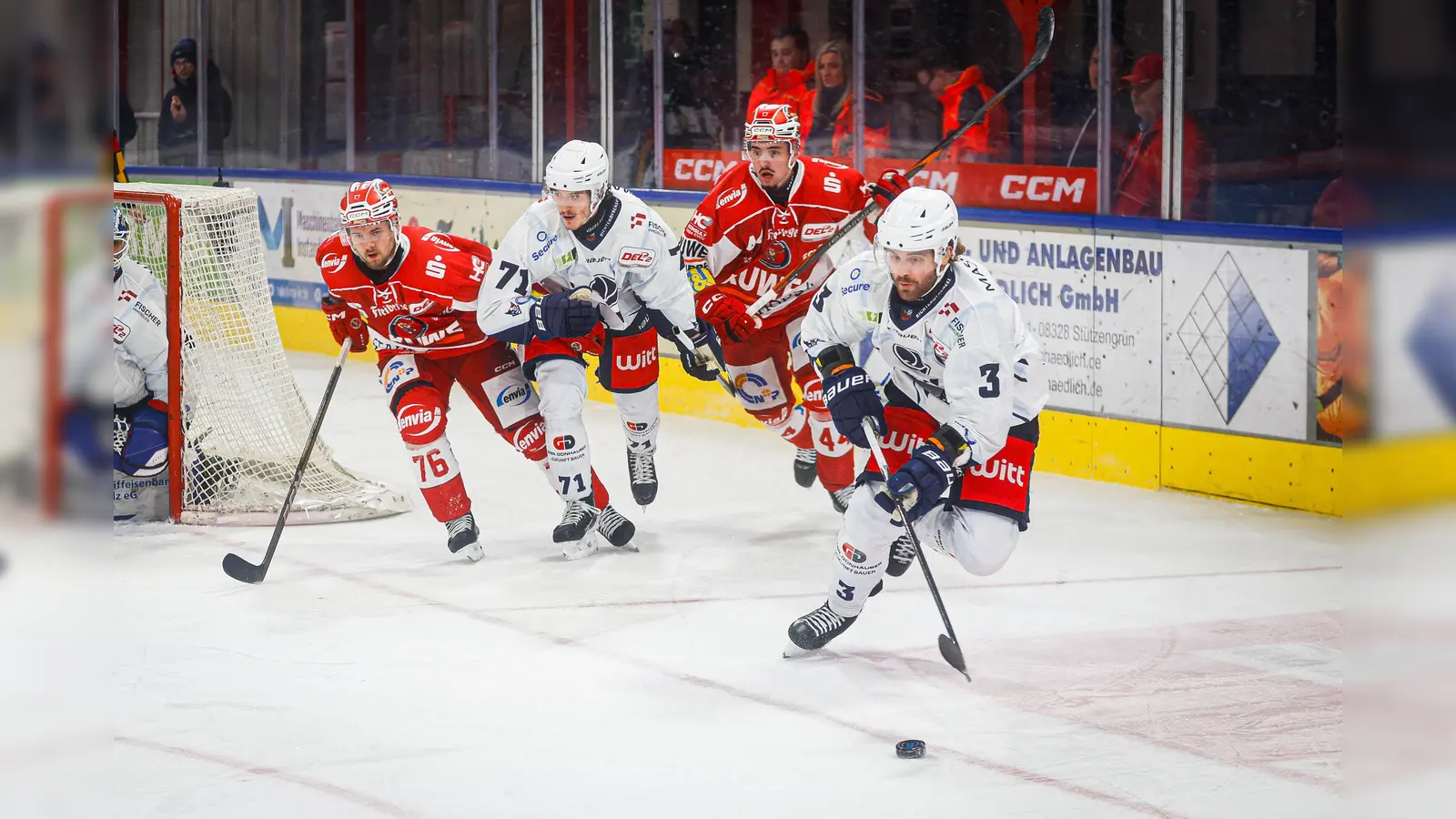 Tommy Muck und die Blue Devils Weiden haben am Freitagabend das Auswärtsspiel bei den Eispiraten Crimmitschau trotz deutlichem Chancenplus mit 1:2 verloren.  (Bild: Tommy Valdivia Castro)