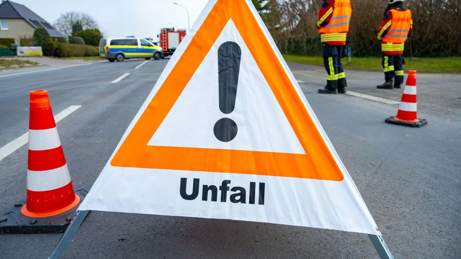 Eine 23-Jährige übersah in Weiherhammer einen entgegenkommenden Honda.  (Symbolbild: Stefan Sauer/dpa/Symbolbild)