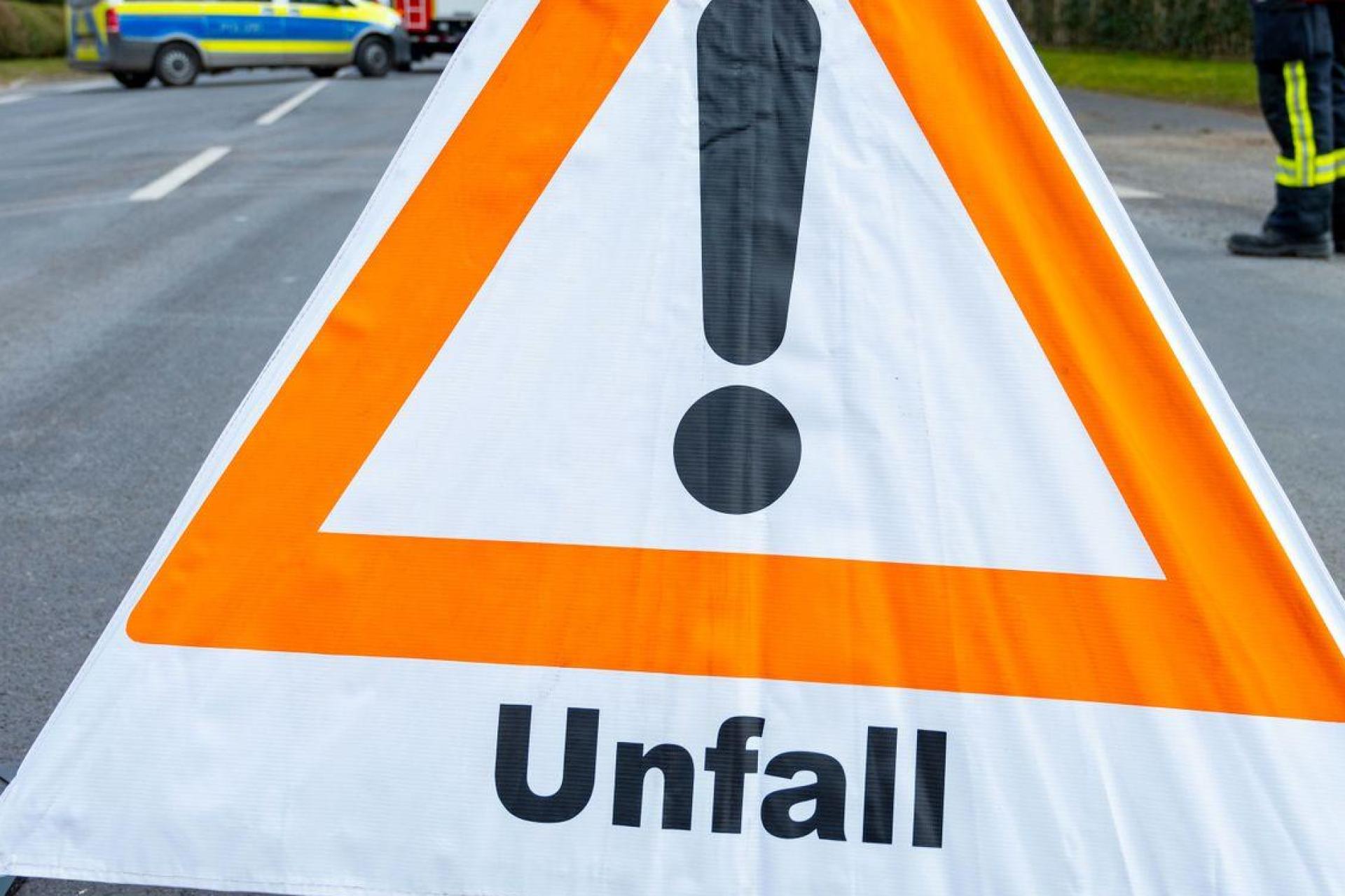Ein 63-jähriger Autofahrer kommt auf der B 470 von der Fahrbahn ab und touchiert die Leitplanke. Eine 85-jährige Frau kann einen Frontalzusammenstoß verhindern, erleidet jedoch einen Schock. (Symbolbild: Stefan Sauer/dpa)