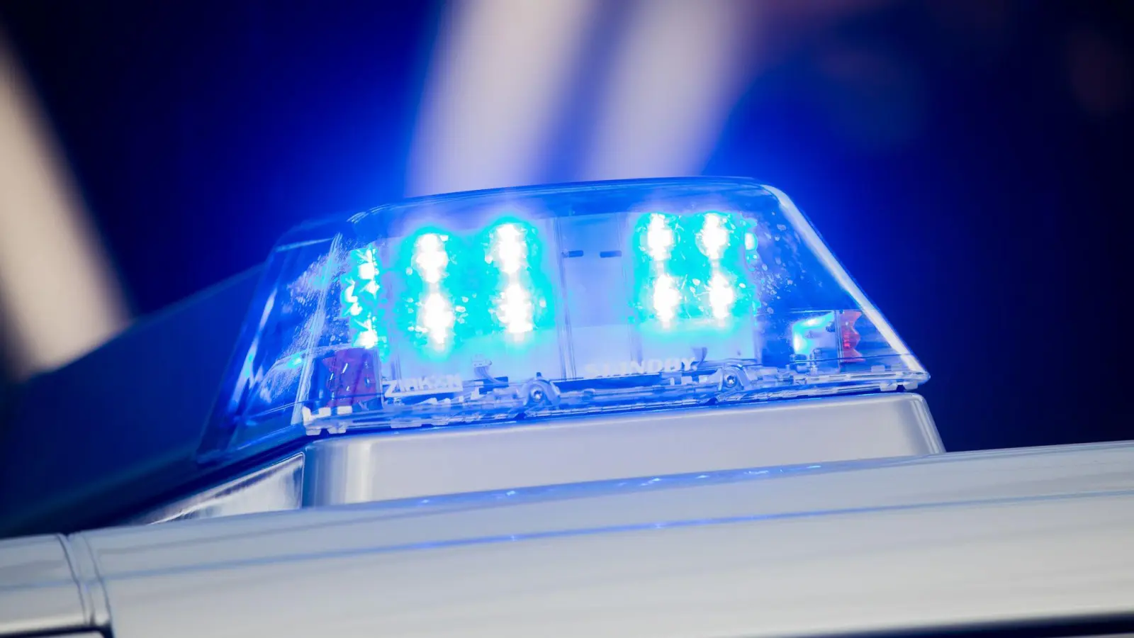 Ein Mann, der betrunken Auto gefahren und während des Fahren eingeschlafen ist, bekommt jetzt Ärger mit der Polizei. (Symbolbild: Rolf Vennenbernd/dpa)