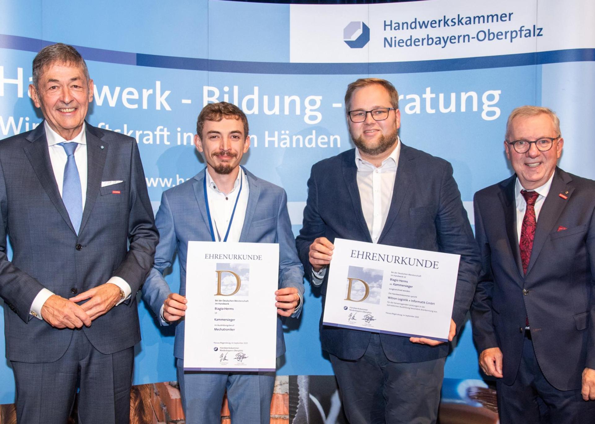 Biagio Herms (Zweiter von links) ist kammerweit Bester Mechatroniker im Bezirk Niederbayern-Oberpfalz. (Bild: Foto M)