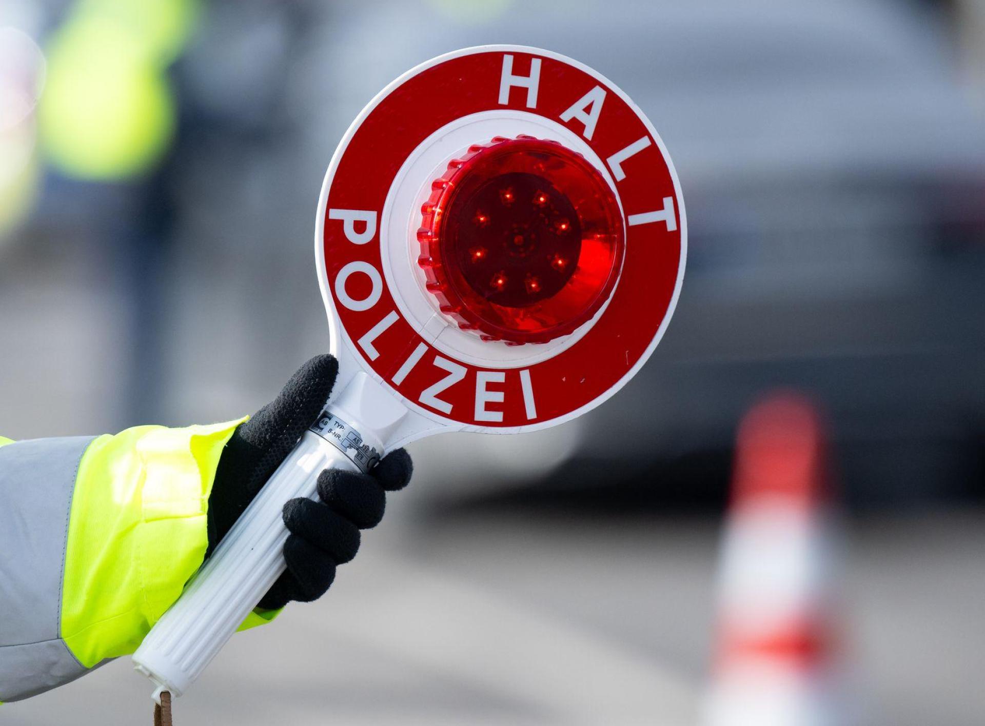 Der tschechische Jäger wurde am Grenzübergang kontrolliert. (Symbolbild) (Bild: Sven Hoppe/dpa)