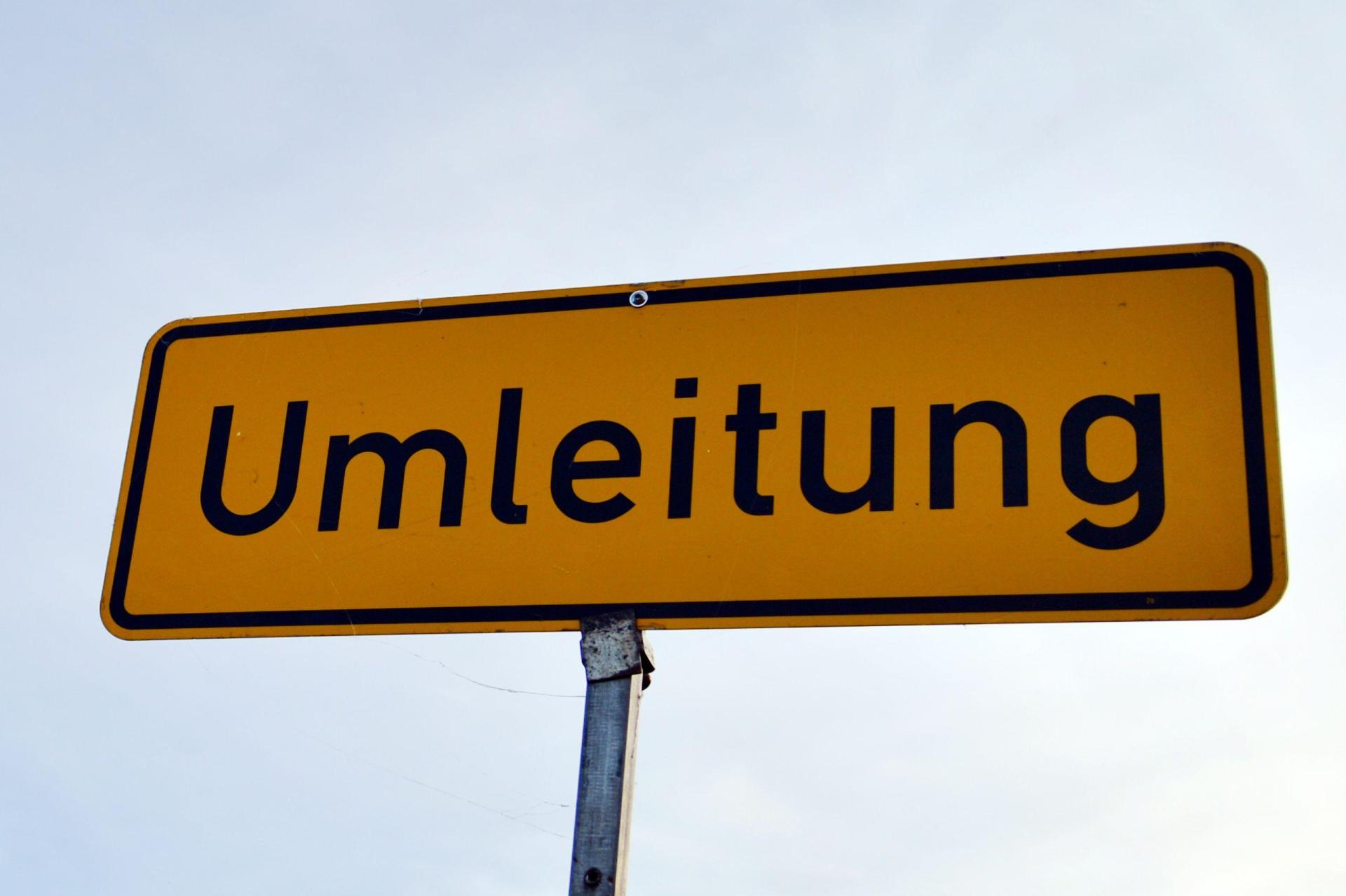 Die NEW19 wird zwischen Pfaffenreuth und Kreuzung Windischeschenbach/Dietersdorf gesperrt. Eine Umleitung ist eingerichtet. (Symbolbild: Marc Tirl/dpa)