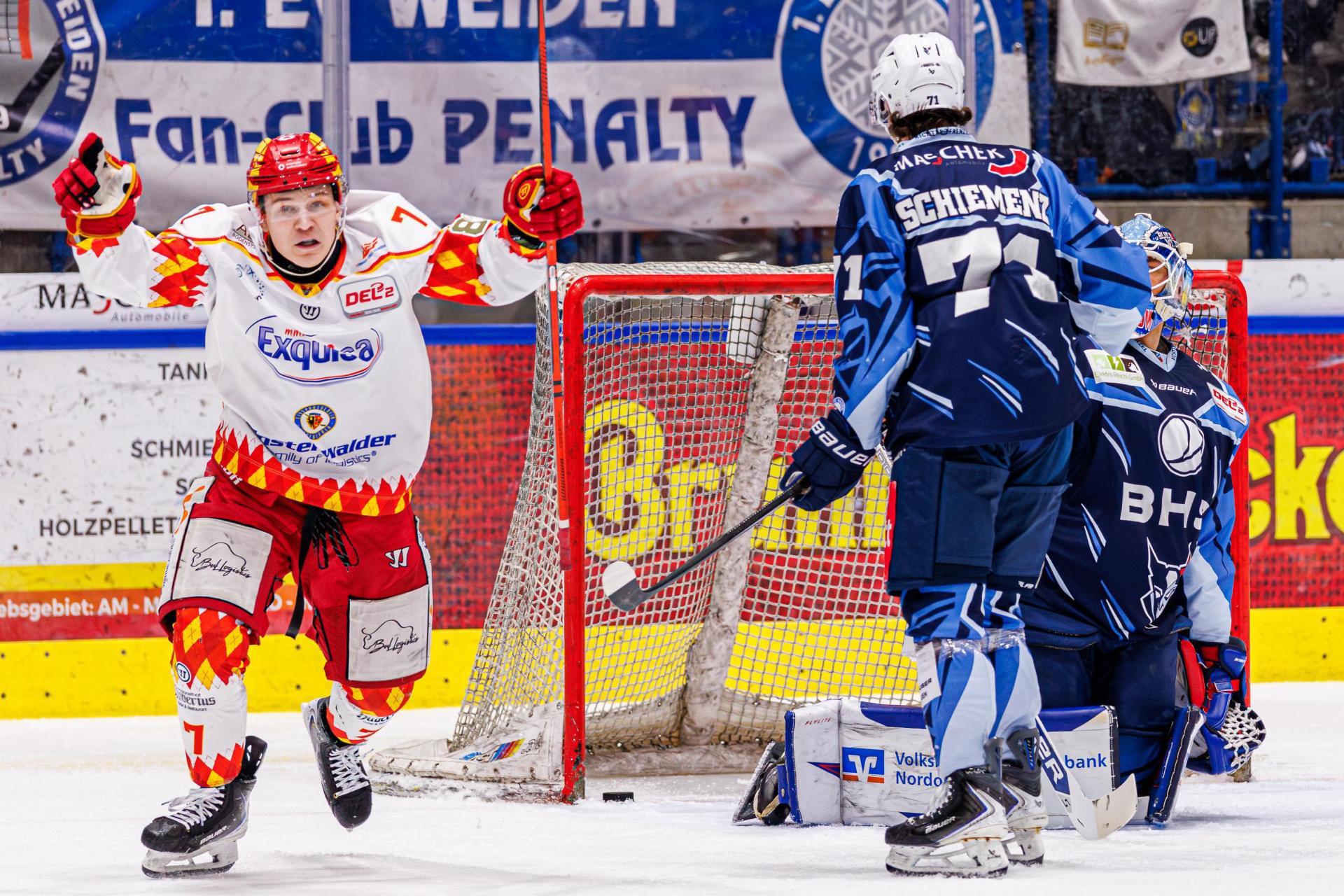 Jubel bei Jonas Fischer (links) über den Kaufbeurer Anschlusstreffer. In der neuen Folge „Powerplay” geht es um den vergebenen Matchpuck der Blue Devils Weiden.  (Bild: Werner Moller)