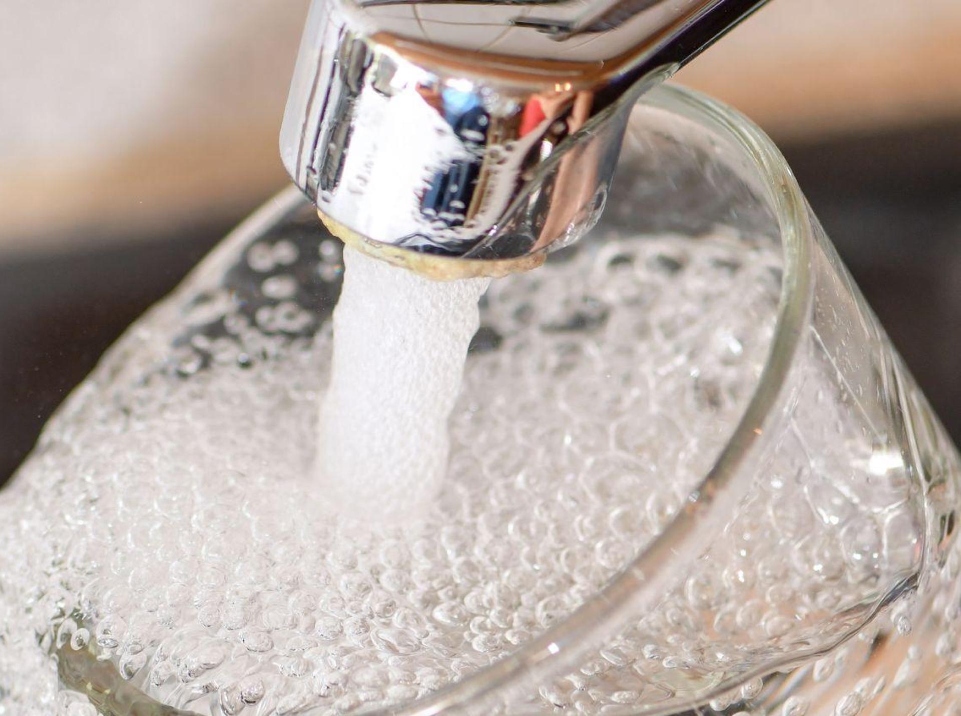 Aufgrund der Belastung des Trinkwassers mit Keimen hat das Gesundheitsamt ein Abkochgebot für das Trinkwasser in Waidhaus ausgesprochen. (Symbolbild: Patrick Pleul/dpa)