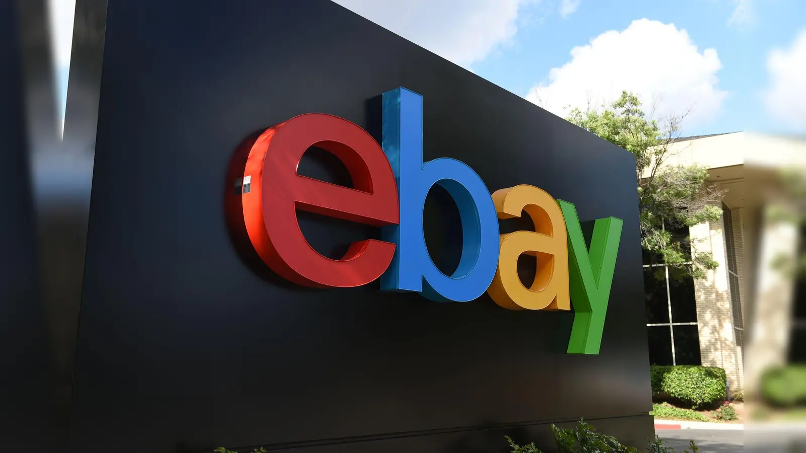 Die Online-Handelsplattform Ebay gibt es schon seit den frühen Jahren des Web-Geschäfts. (Archivbild) (Bild: Andrej Sokolow/dpa)