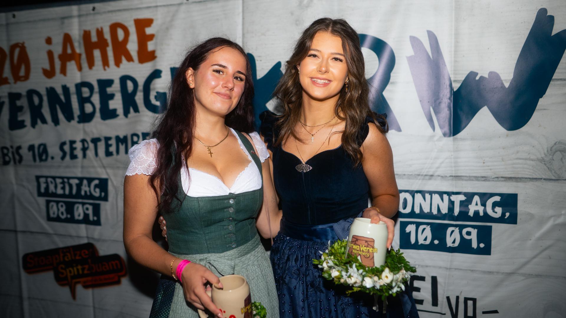 Die Quertreiber rocken am Samstagabend das Festzelt bei der Kirwa in Wernberg.  (Bild: Hannes Stock)