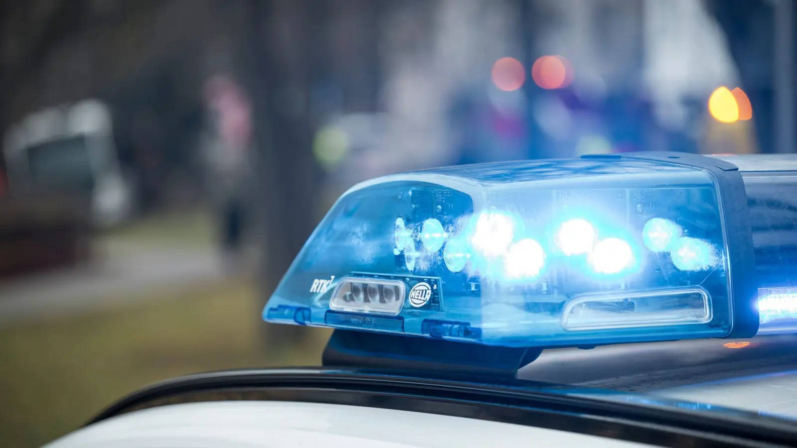 Die beiden Täter flüchten in dem gestohlenen Wagen. (Symbolbild) (Bild: Daniel Vogl/dpa)