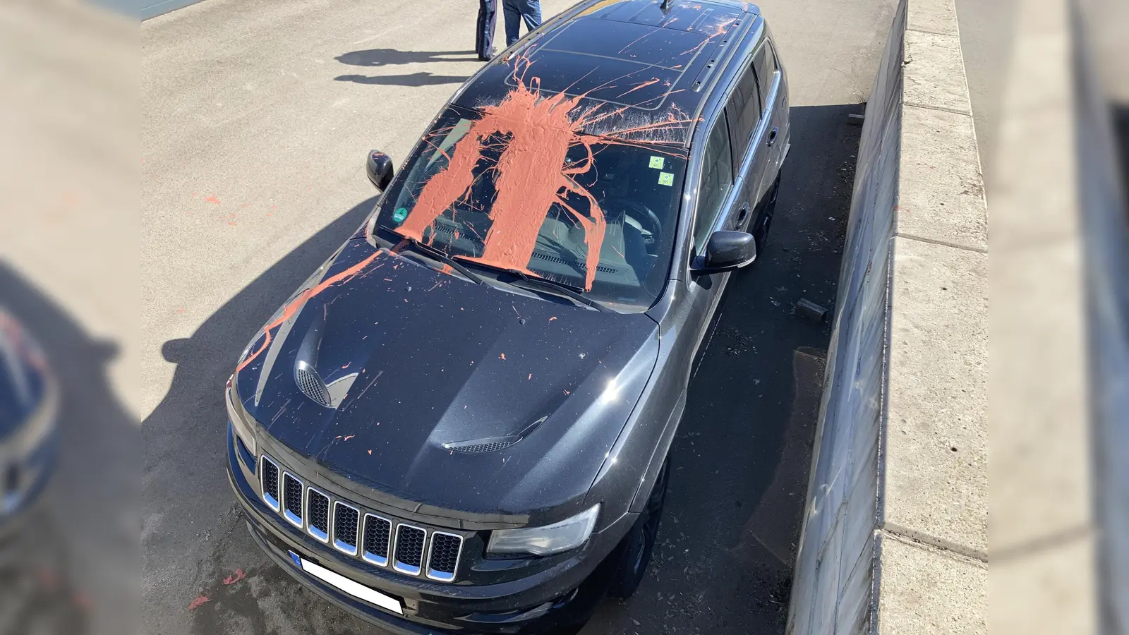 Motorhaube, Scheibe und Dach eines Jeeps im Windischeschenbacher Industriegebiet sind mit roter Farbe besudelt.  (Bild: PI Neustadt/WN, Franz, PHK, exb)