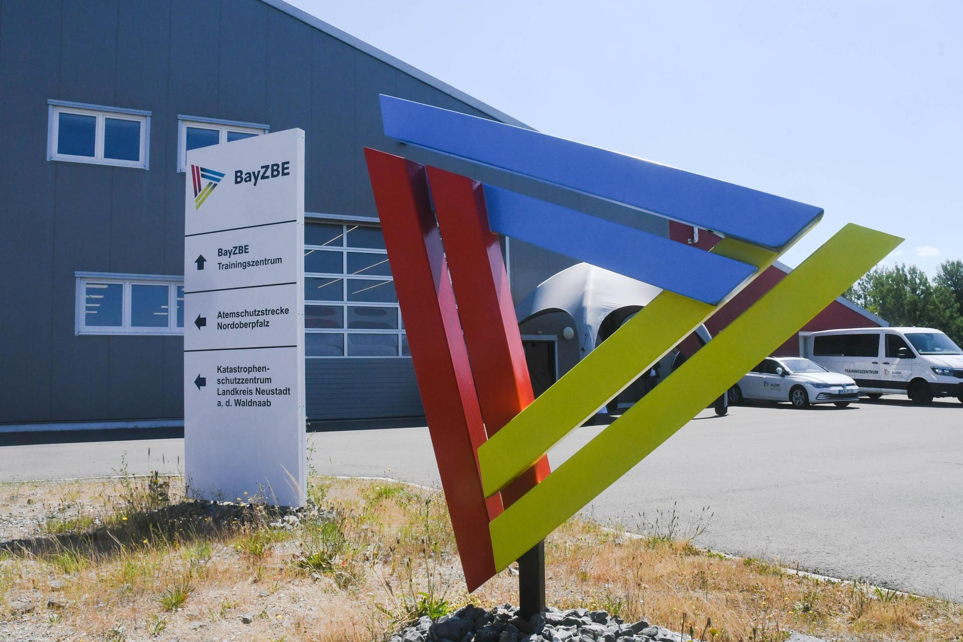 Unbekannte Täter haben am neuen BayZBE (Bayerisches Zentrum f. besondere Einsatzlagen) in Neuhaus bei Windischeschenbach Abwasserrohre beschädigt.  (Symbolbild: Gabi Schönberger)