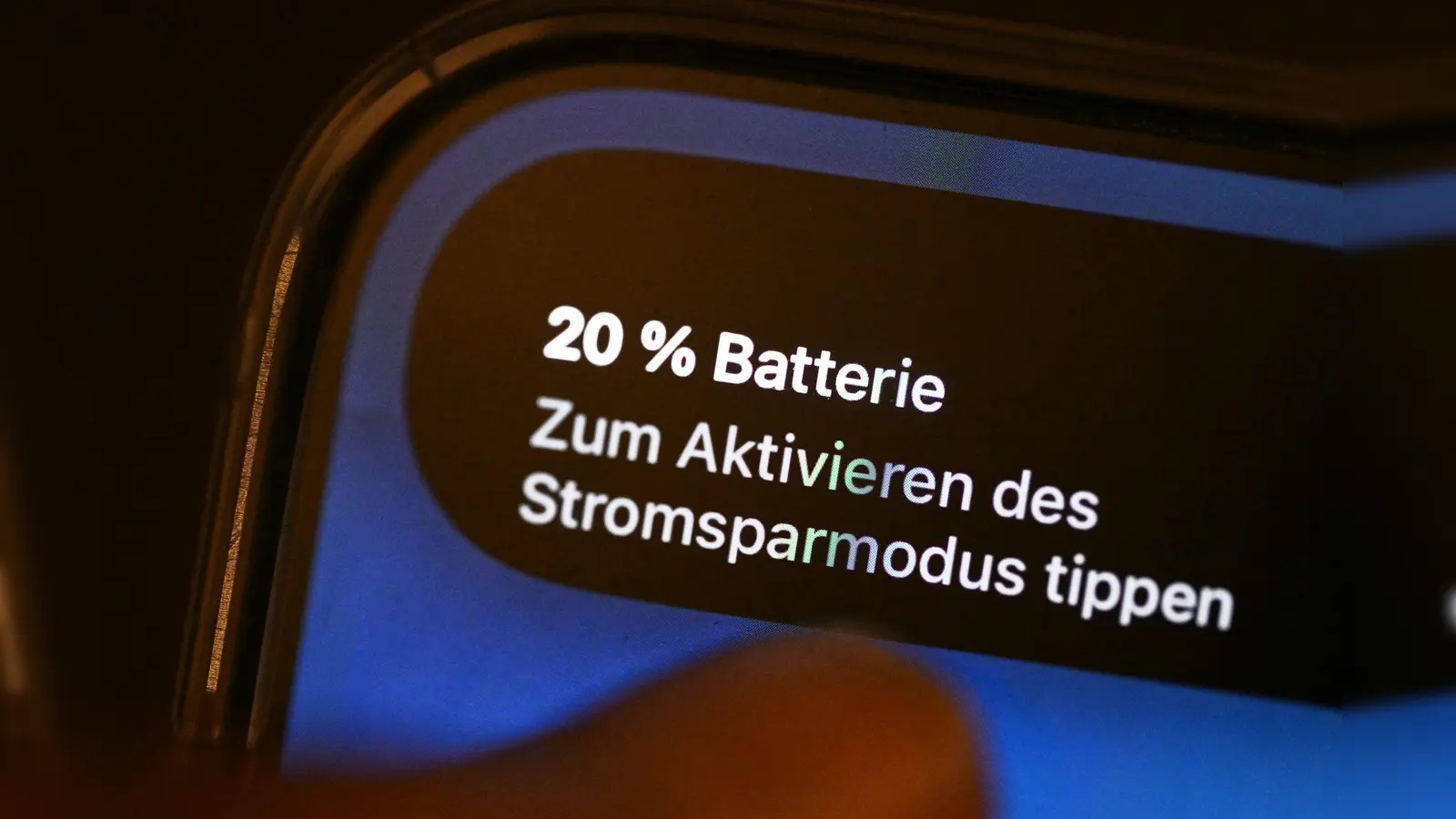 Der Stromsparmodus soll helfen, dass das Smartphone noch etwas länger durchhält. (Bild: Bernd Weißbrod/dpa)