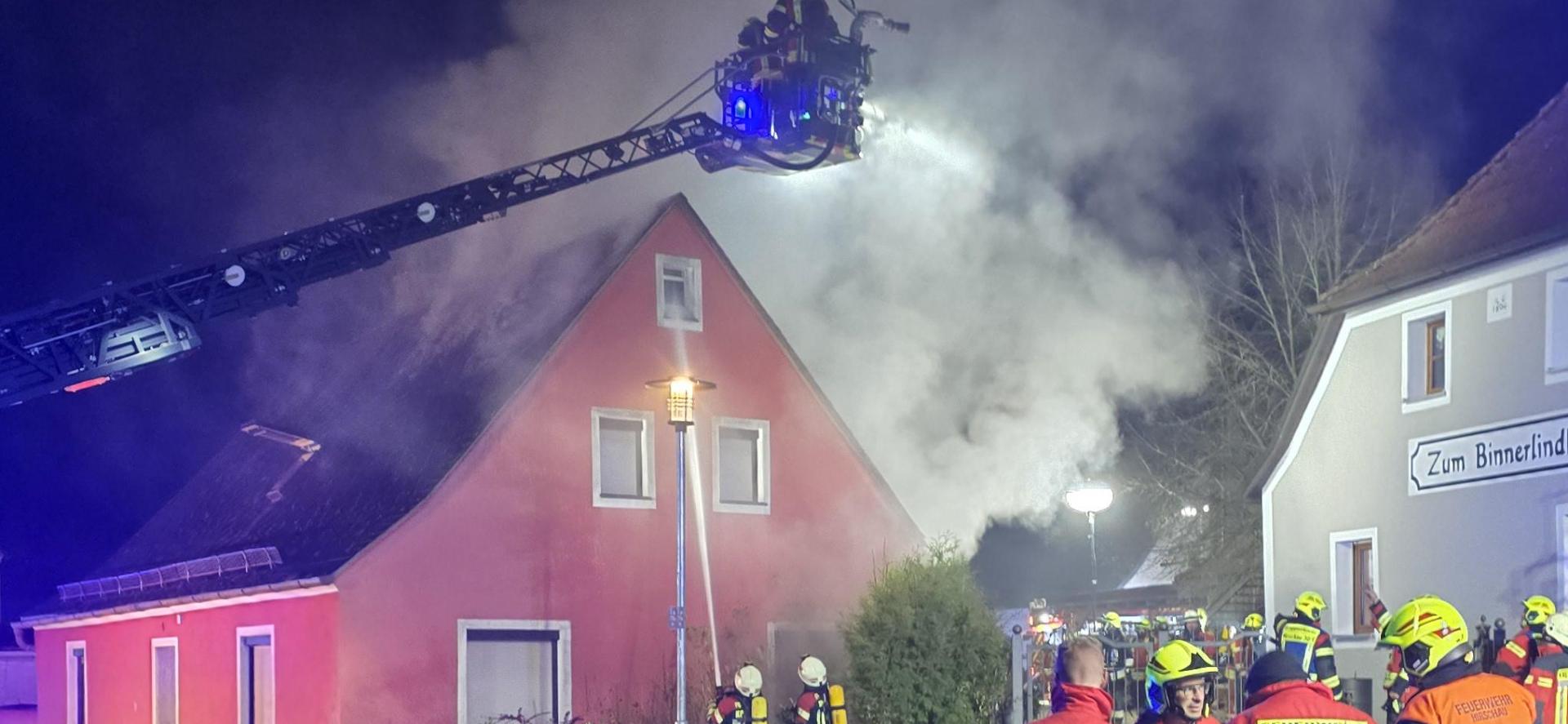 Mit Hilfe der Hirschauer Drehleiter bekämpften die Einsatzkräfte den Brand in einem Einfamilienwohnhaus mitten in Kohlberg von oben. (Bild: Josef Fischer/exb )
