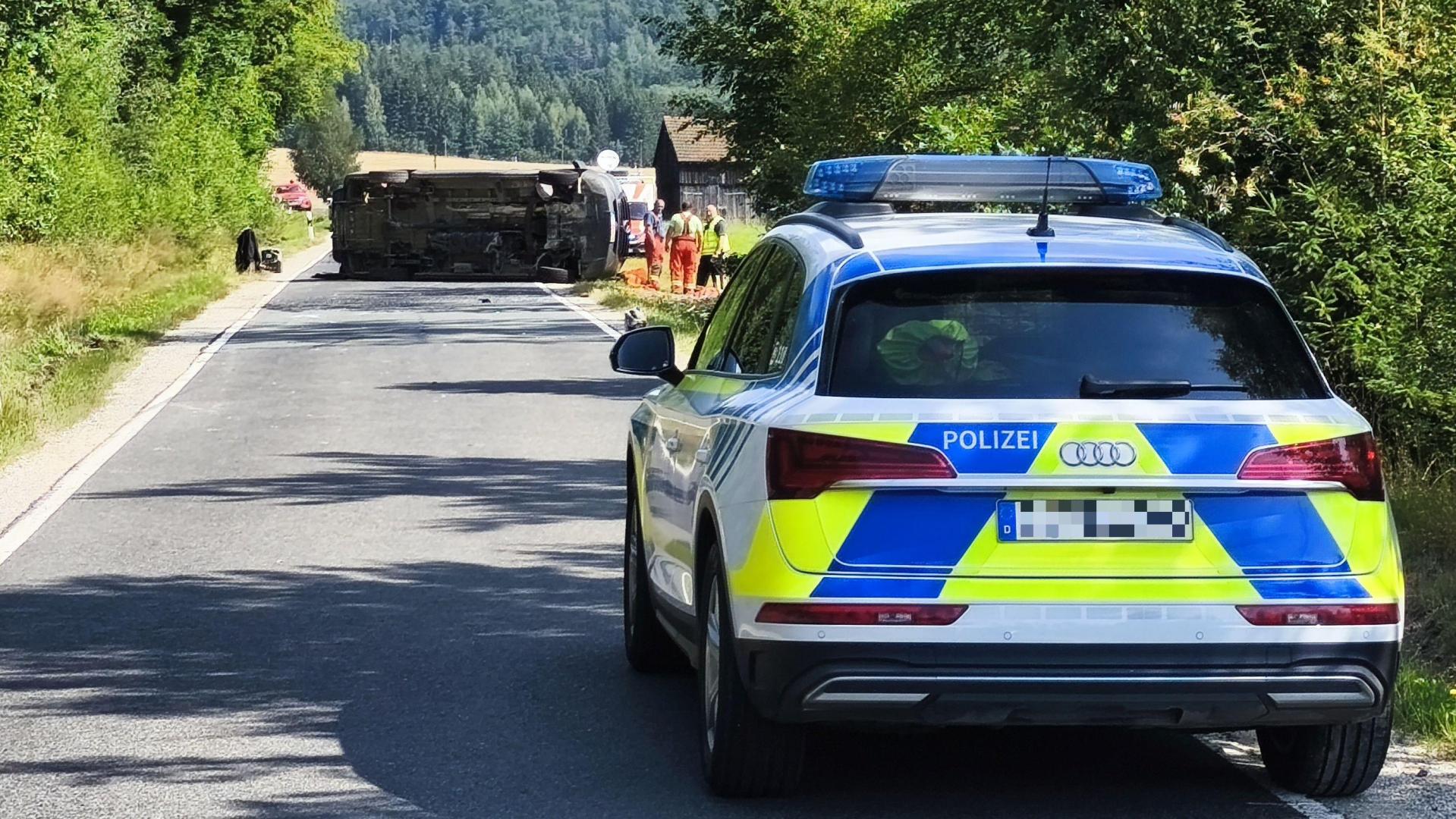 Bei einem Verkehrsunfall auf der Kreisstraße NEW 25 nahe Friedersreuth bei Pressath werden am Donnerstag mehrere Menschen verletzt.  (Bild: Jürgen Masching)