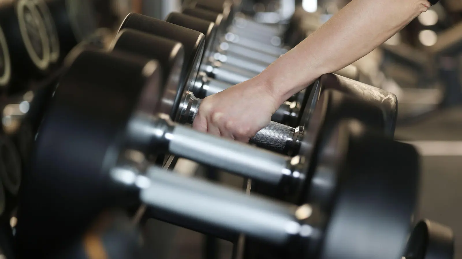 Weil sie in einem Frauenfitnessstudio nicht trainieren durfte, klagt eine Transfrau auf Schadensersatz. (Bild: Oliver Berg/dpa)