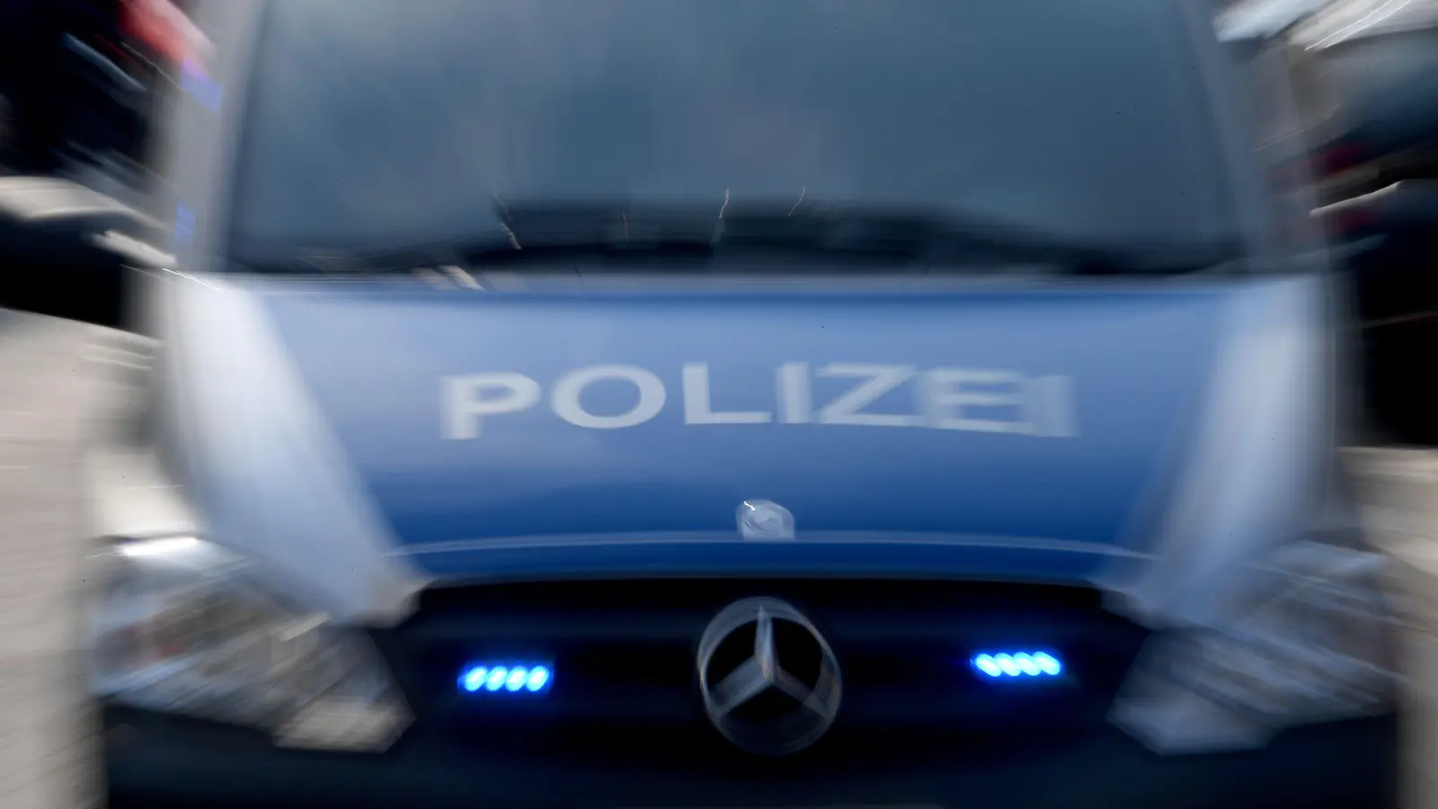 Die Polizei bittet nach einem Hinweis aus Mantel um Aufmerksamkeit und Hinweise auf Personen, die nach unversperrten Autos suchen.  (Symbolbild: Carsten Rehder/dpa)
