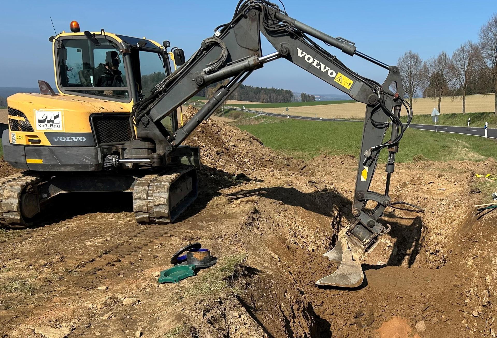 Noch immer arbeiten Fachfirmen am Theisseiler Leitungsnetz. Die Probennahme ist abgeschlossen. Ergebnisse könnten am Donnerstag, 17. April, vorliegen.  (Archivbild: ck)