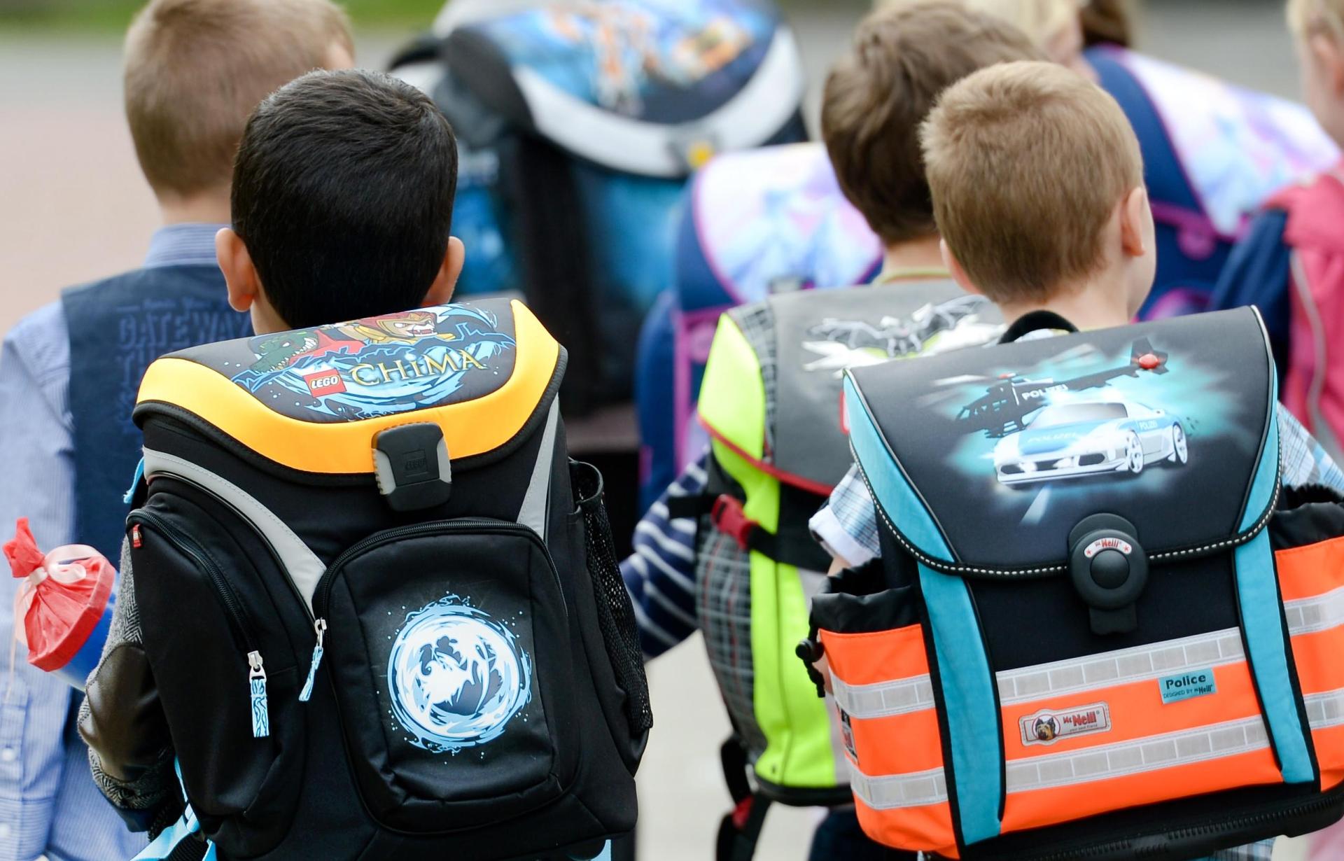 Die Polizei hat zu Beginn des neuen Schuljahres Autofahrer rund um Schulen im Blick und will damit für die Schüler und vor allem Schulanfänger die Verkehrssicherheit erhöhen. (Symbolbild:  Peter Steffen/dpa)
