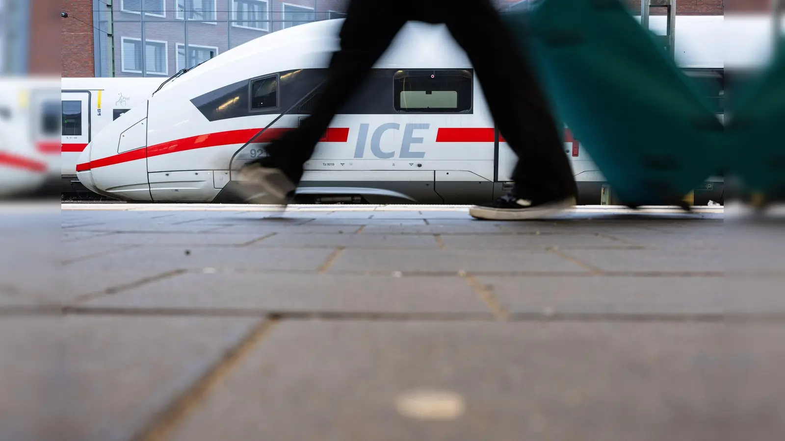Das Zugpersonal begründete das Ende Fahrt damit, dass der ICE zu verdreckt sei, um weiterzufahren. (Symbolbild) (Bild: Guido Kirchner/dpa)