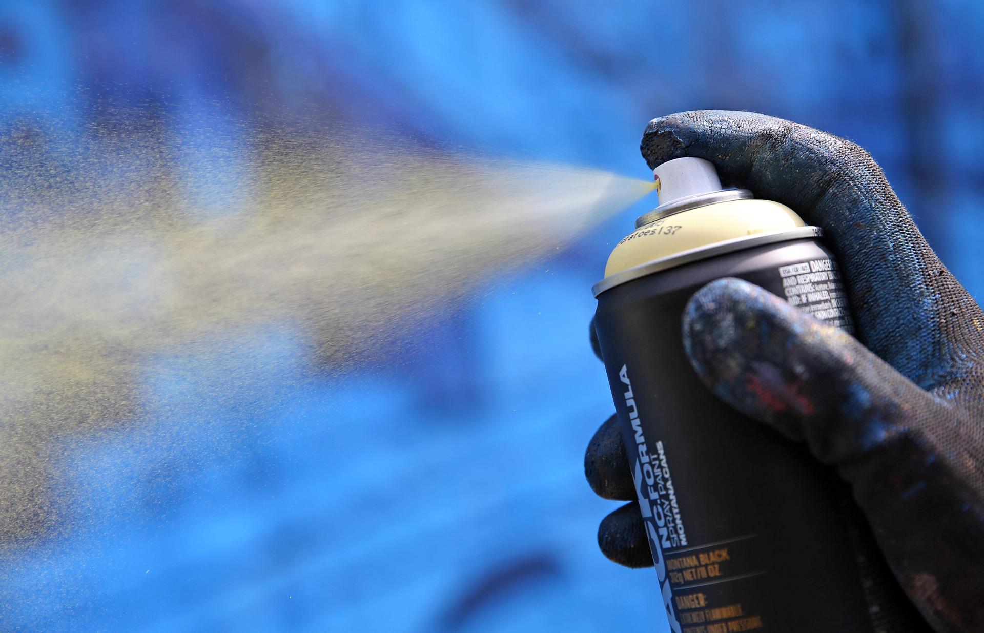 Ein Unbekannter hat in Eslarn eine Mauer besprüht. (Symbolbild: Jan Woitas)