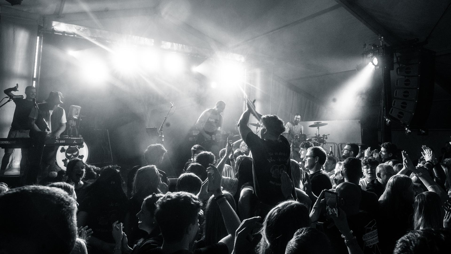 Wernberg feiert Kirwa, die Stoapfälzer Spitzbuam liefern die Musik zum Fest. (Bild: Hannes Stock)