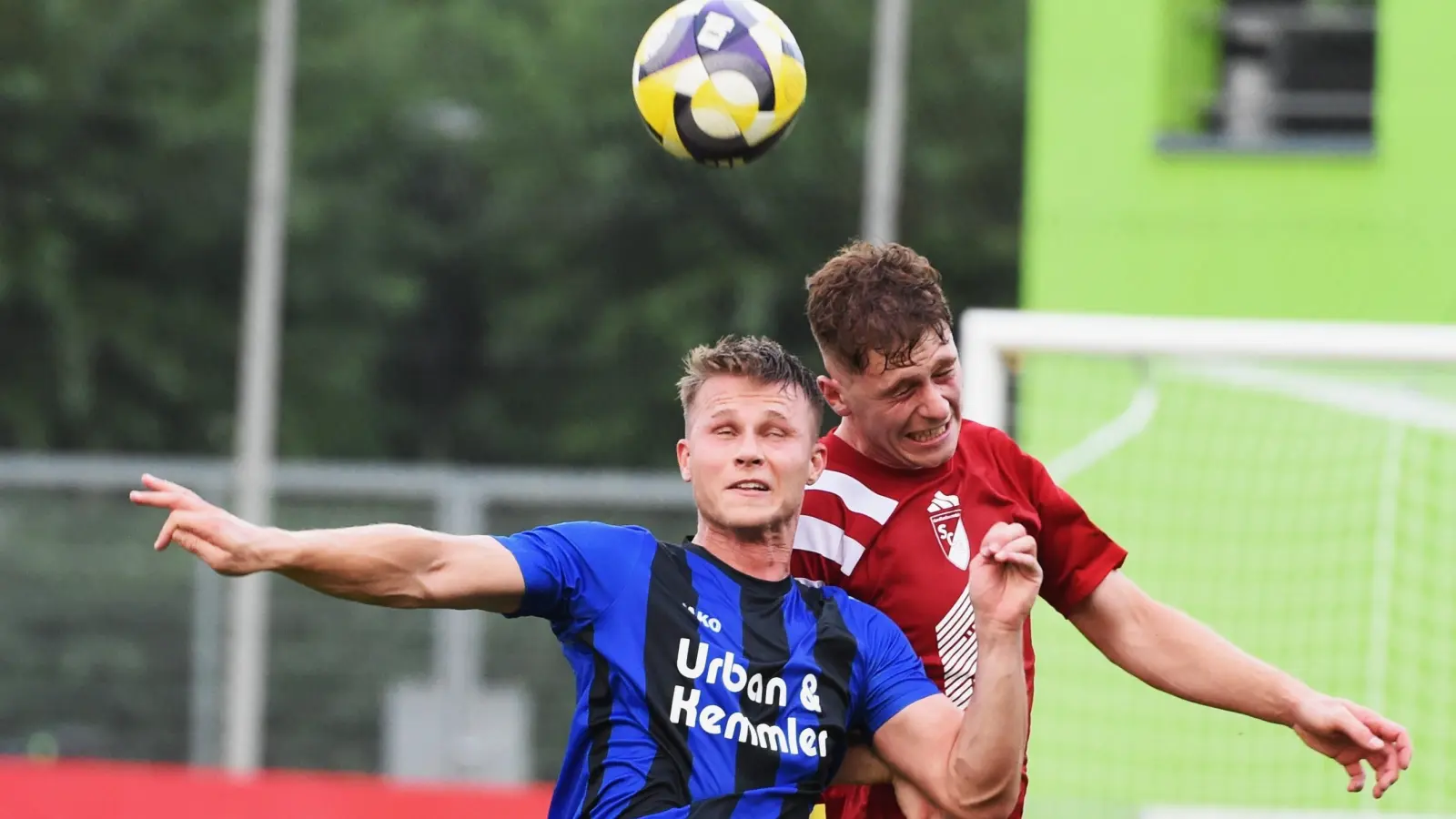 SpVgg-SV-Stürmer Christoph Fenninger (links) beim Kopfballduell: Die Spieler der SpVgg SV Weiden absolvieren derzeit Lauf- und Fitnesseinheiten, ehe es ab 26. Januar wieder reguläres Training auf dem Vorbereitungsplan steht.