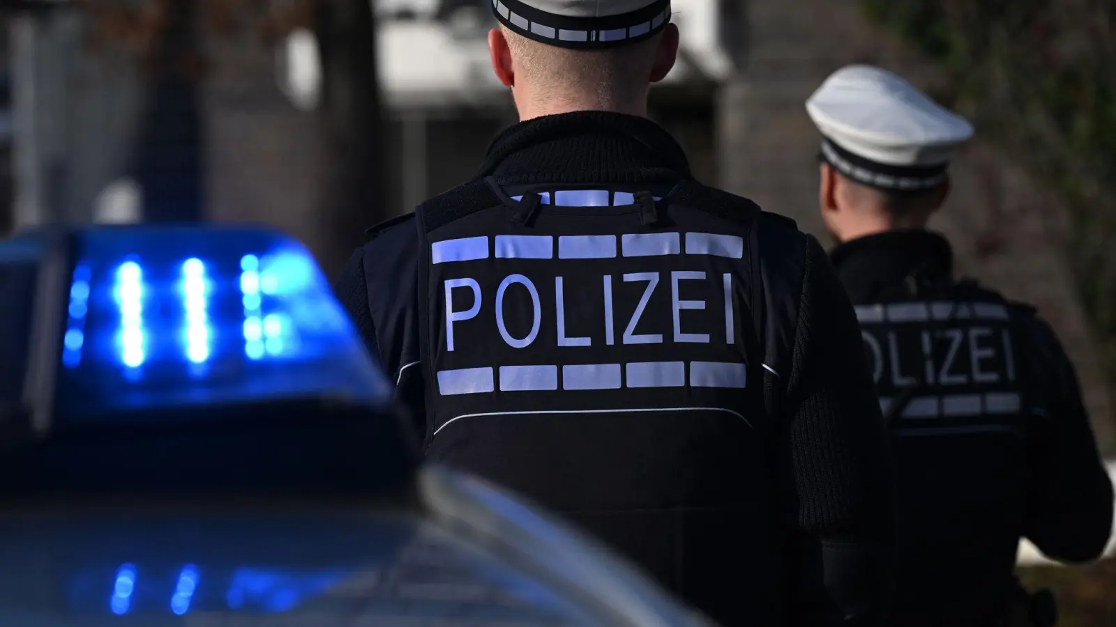 Die Polizei sucht weiterhin nach einem flüchtigen Straftäter aus Bayreuth.  (Symbolbild: Bernd Weißbrod/dpa)