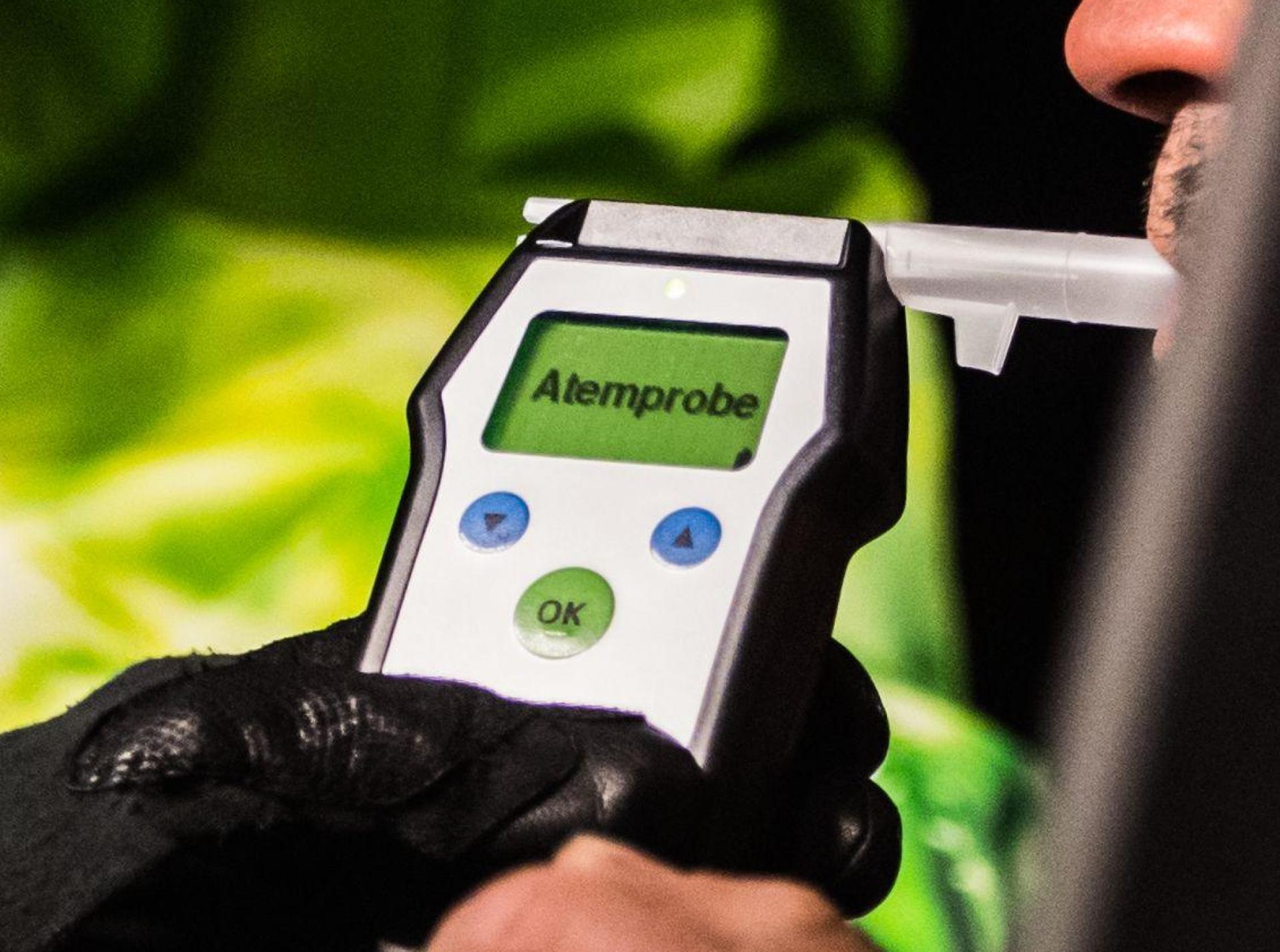 Die Polizei Neustadt stellte bei einem Fahrer in Mantel Alkoholgeruch fest. Der anschließende Test bestätigte ihren Verdacht. (Bild: Andreas Arnold)