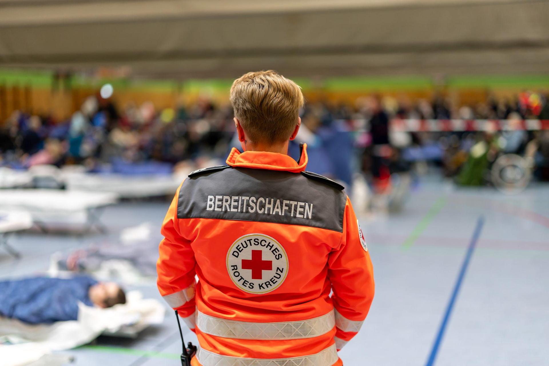 Die Bürger wurden teilweise in Sporthallen untergebracht. (Bild: Daniel Karmann/dpa)