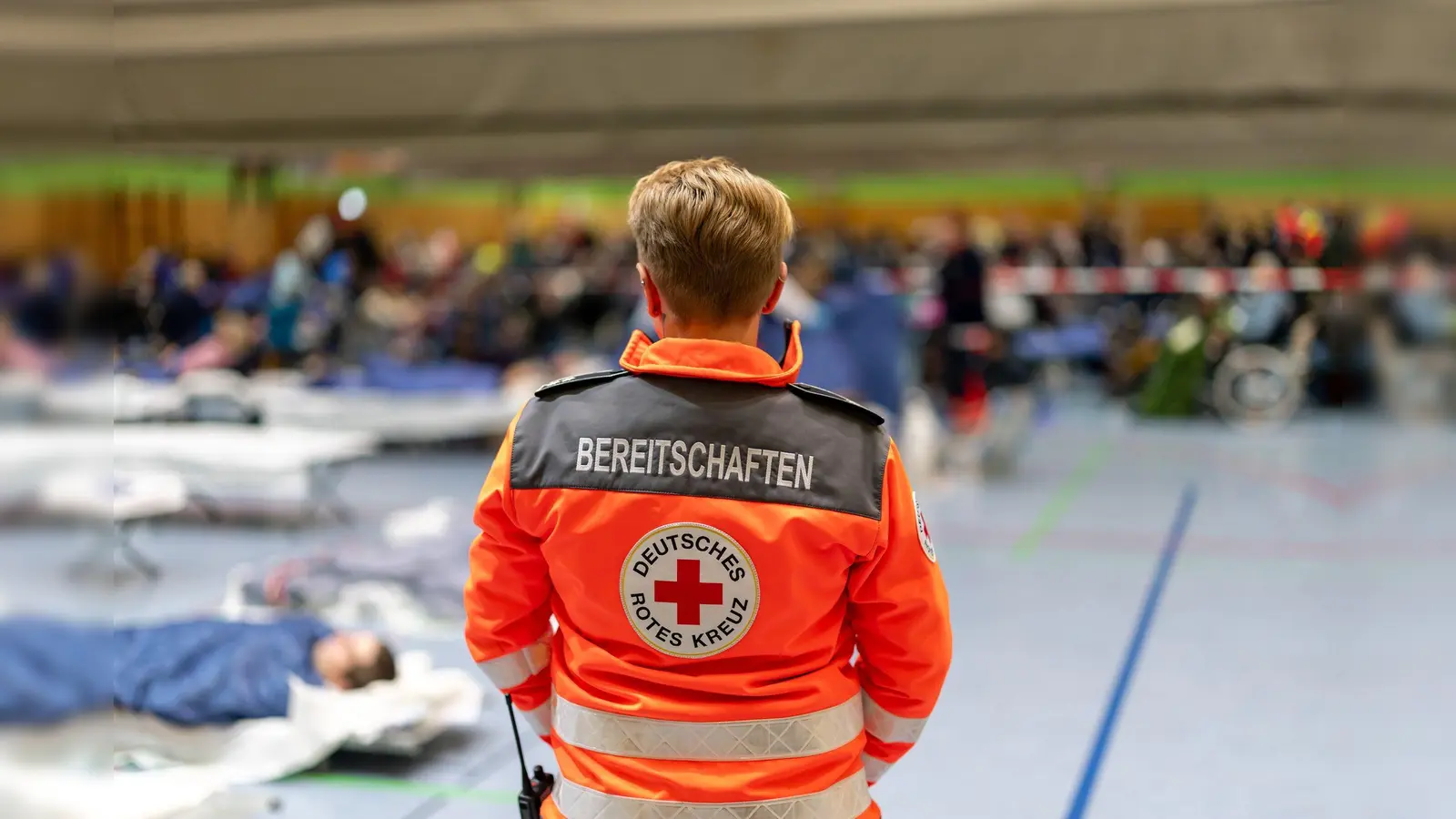 Die Bürger wurden teilweise in Sporthallen untergebracht. (Bild: Daniel Karmann/dpa)