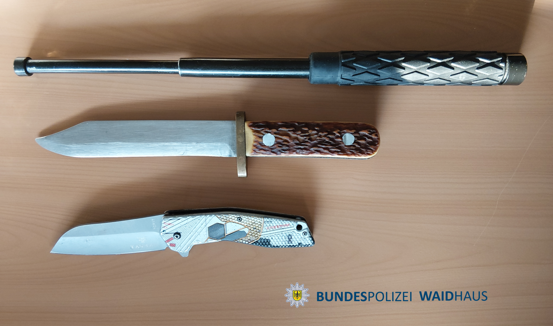 Die Bundespolizei Waidhaus hat auf der A6 einen gesuchten Mann mit Waffen festgenommen. Seine Schwester bewahrte ihn vor der Haft. (Bild: Bundespolizei)