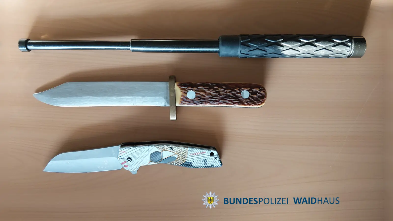 Die Bundespolizei Waidhaus hat auf der A6 einen gesuchten Mann mit Waffen festgenommen. Seine Schwester bewahrte ihn vor der Haft. (Bild: Bundespolizei)