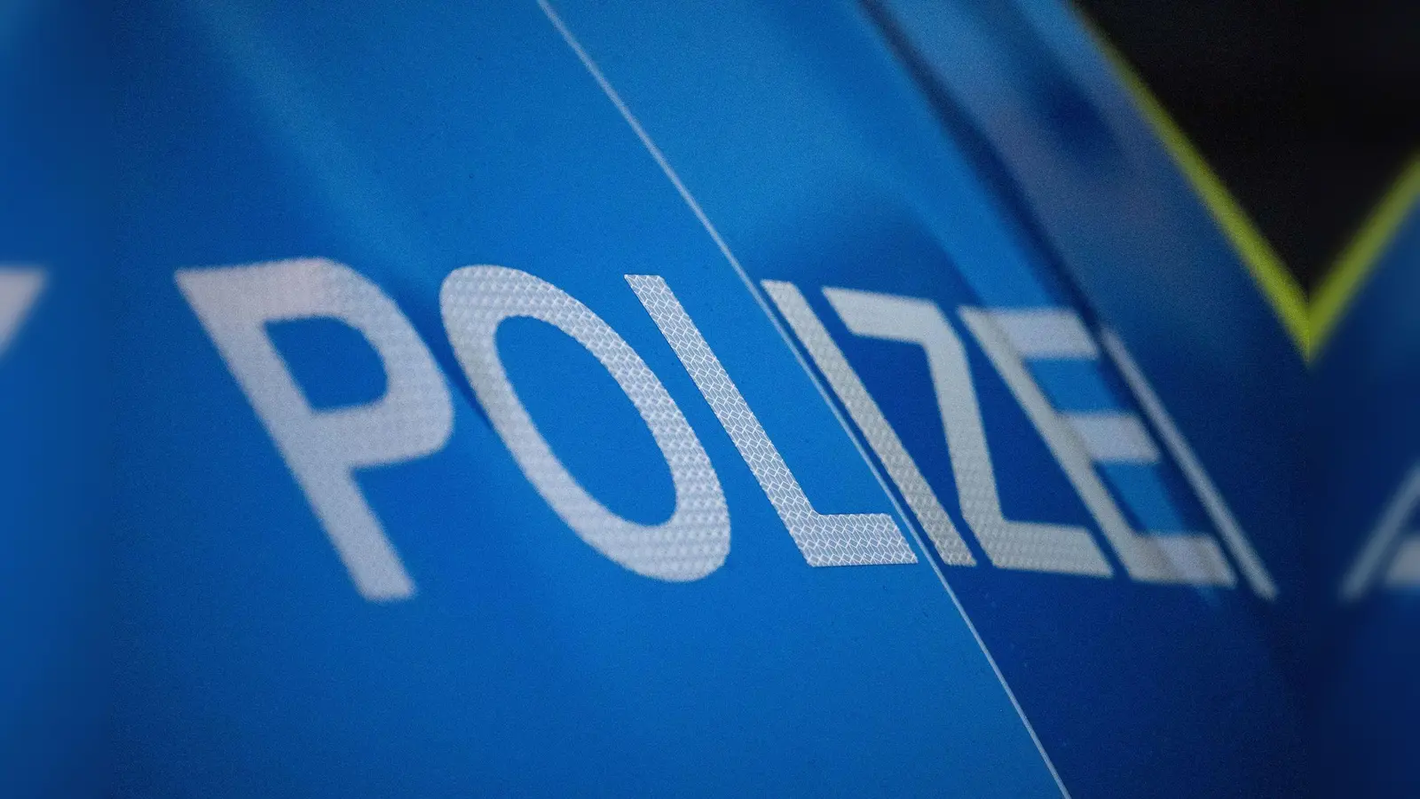 Die Polizei Neustadt findet dank Zeugenaussagen einen 92-jährigen der Unfallflucht begangen hat. (Symbolbild: Marijan Murat/dpa)