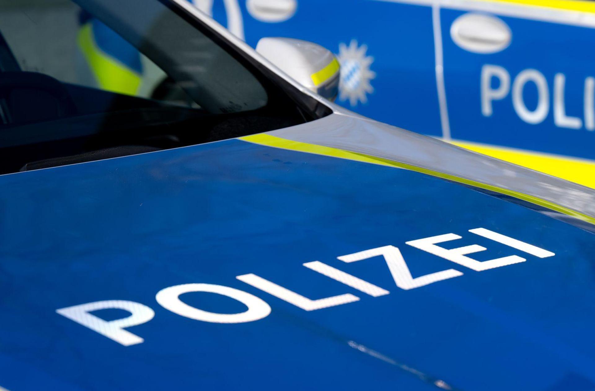 Laut Polizeiinspektion Vohenstrauß wurde ein geparkter Mercedes auf einem Parkplatz beschädigt. Der Verursacher fuhr davon. (Symbolbild: Sven Hoppe/dpa)