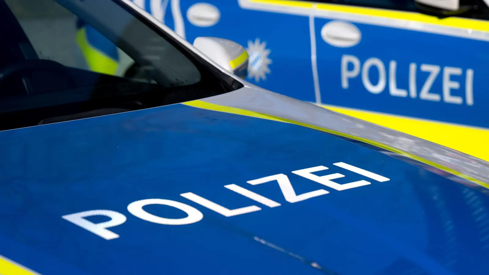Eine Zeugin hat am Mittwoch in Weiden beobachtet, wie eine Autofahrerin sich nicht um den von ihr verursachten Schaden kümmerte. Die Zeugin informierte die Polizei. (Symbolbild: Sven Hoppe/dpa)