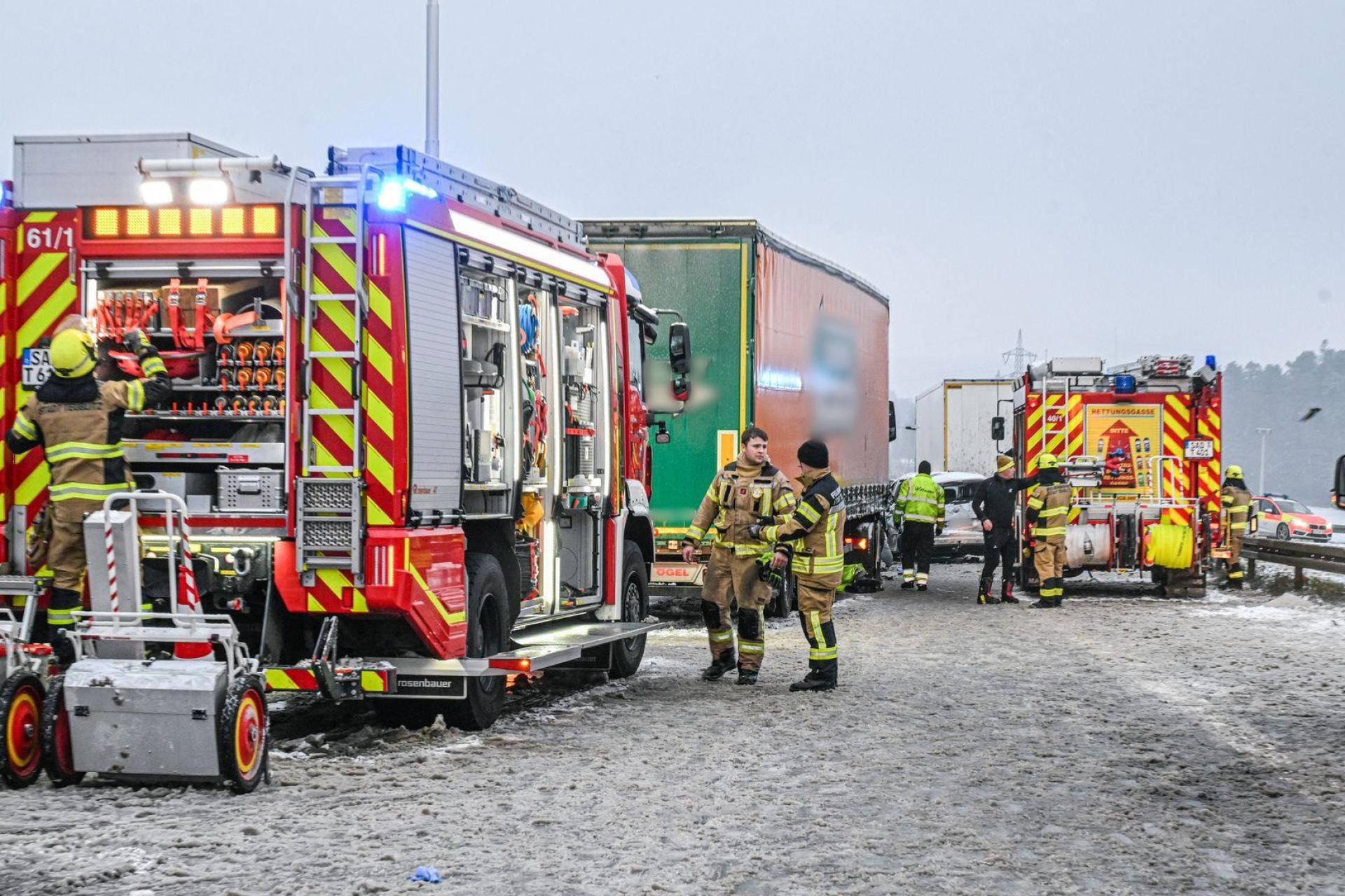 Rettungskräfte sind nach einem Unfall auf der Autobahn 93 im Einsatz. Bei dem Zusammenstoß starben mindestens drei Menschen. (Bild: Jason Tschepljakow/dpa)
